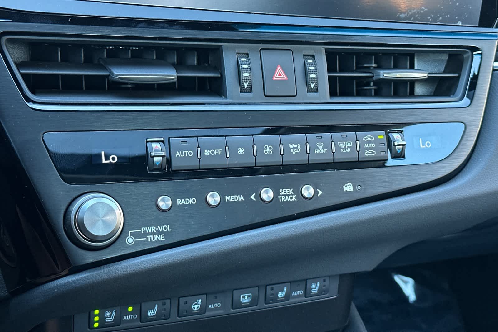 Thumbnail: 2025 Lexus ES - 22