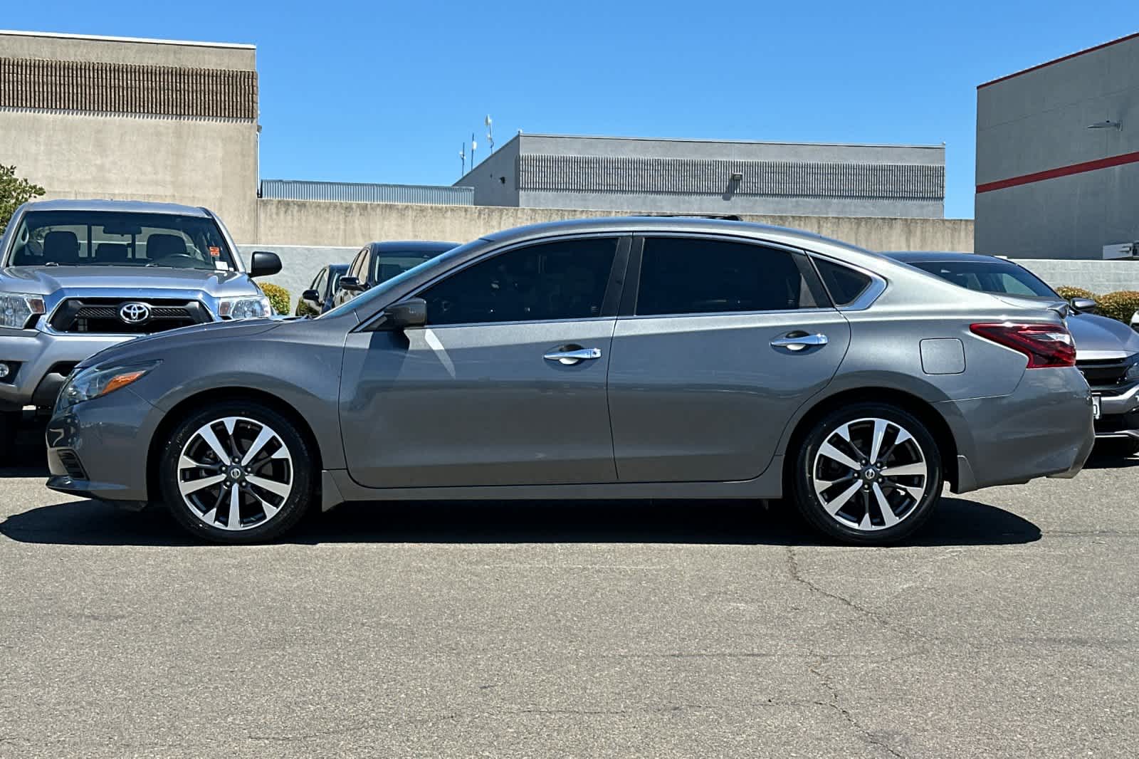 Thumbnail: 2017 Nissan Altima - 9