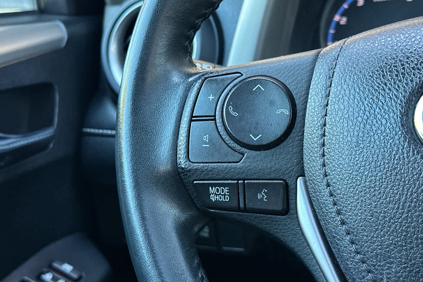 Thumbnail: 2018 Toyota RAV4 - 25