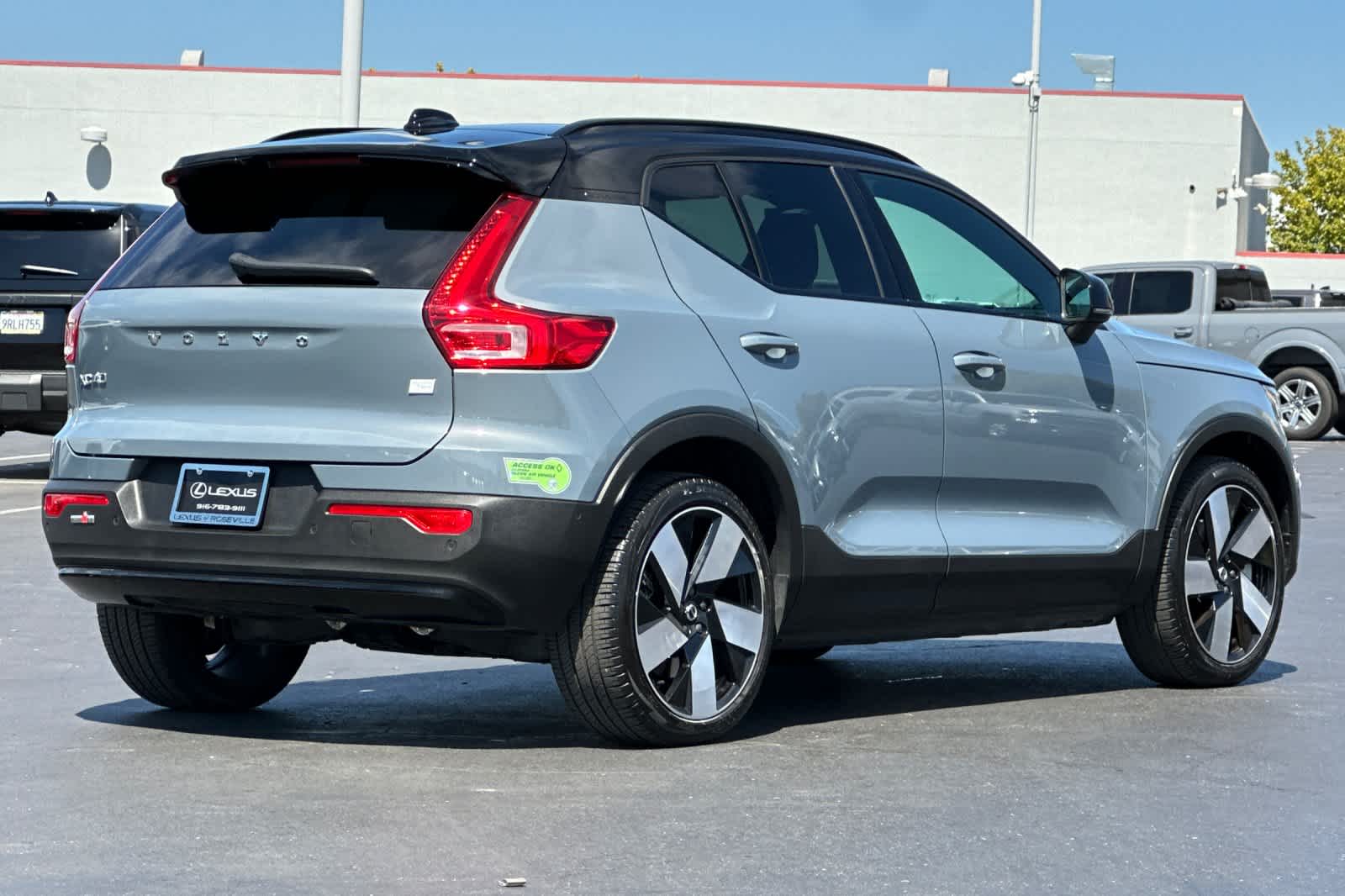 Thumbnail: 2023 Volvo XC40 - 2