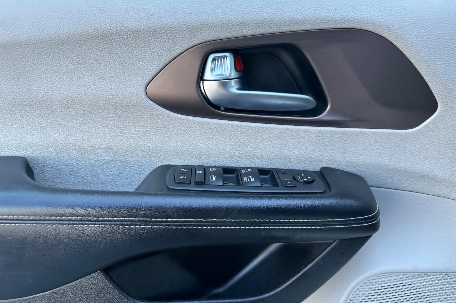 Thumbnail: 2022 Chrysler Voyager - 12
