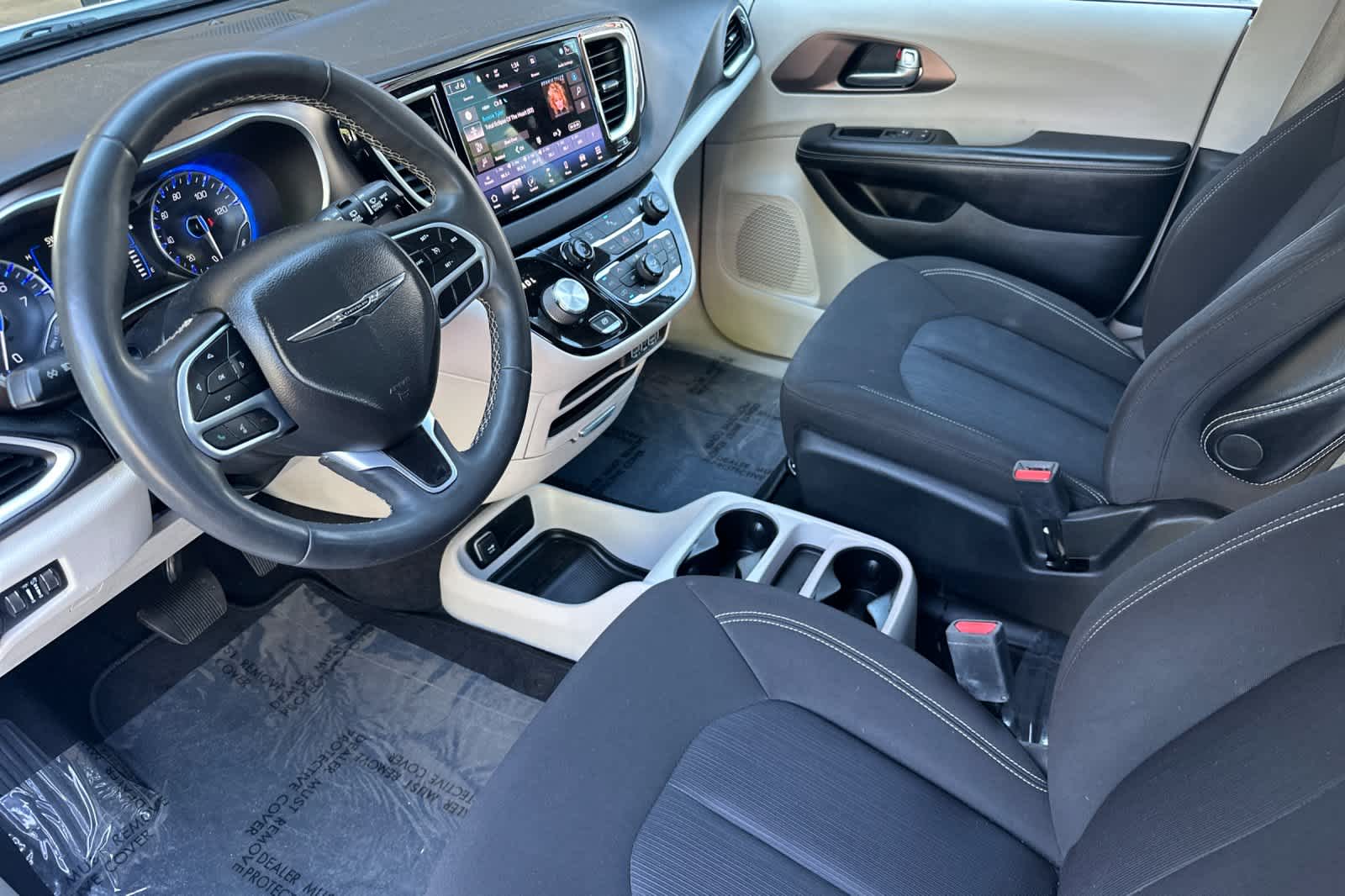 Thumbnail: 2022 Chrysler Voyager - 11