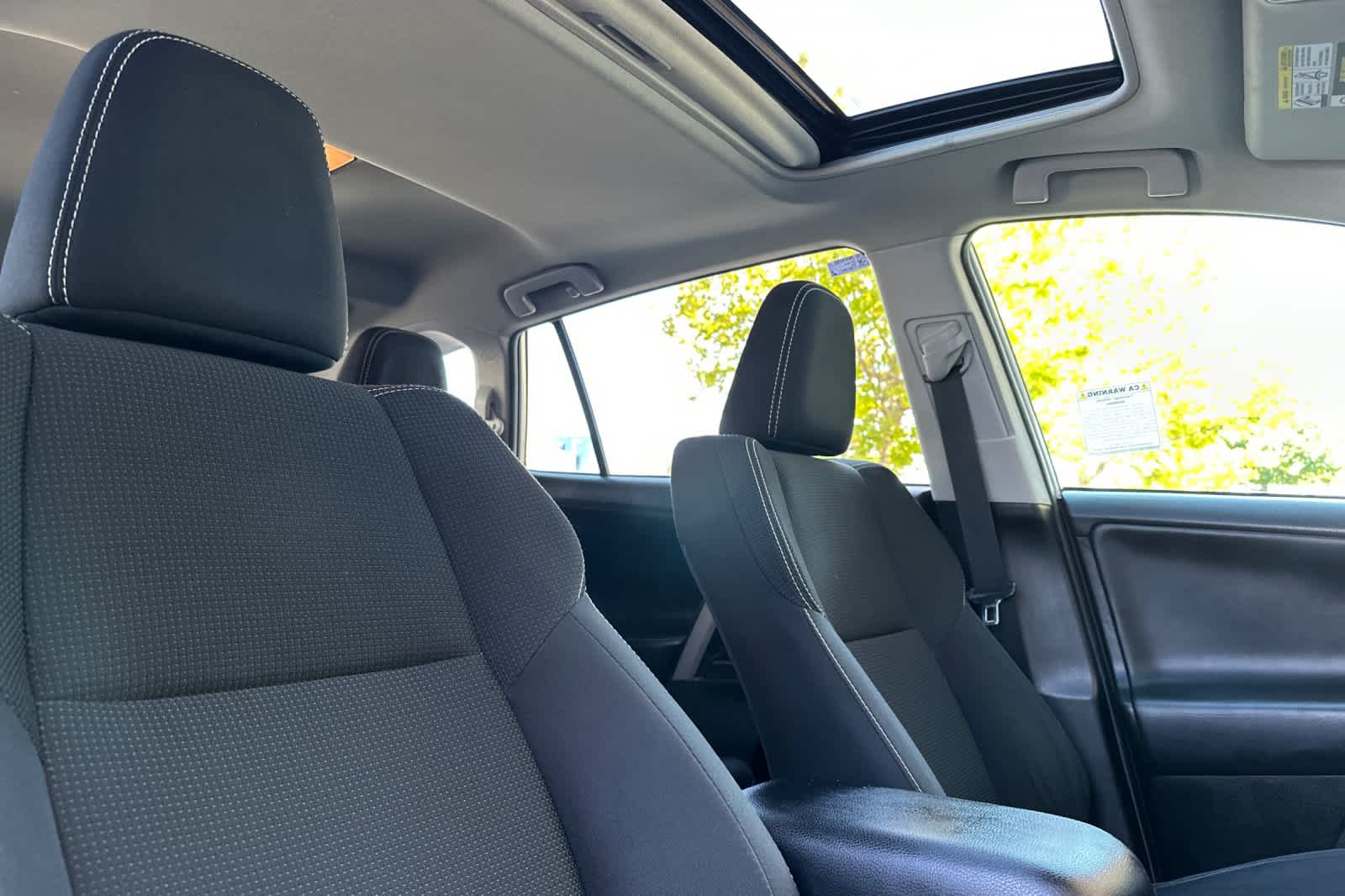 Thumbnail: 2018 Toyota RAV4 - 17