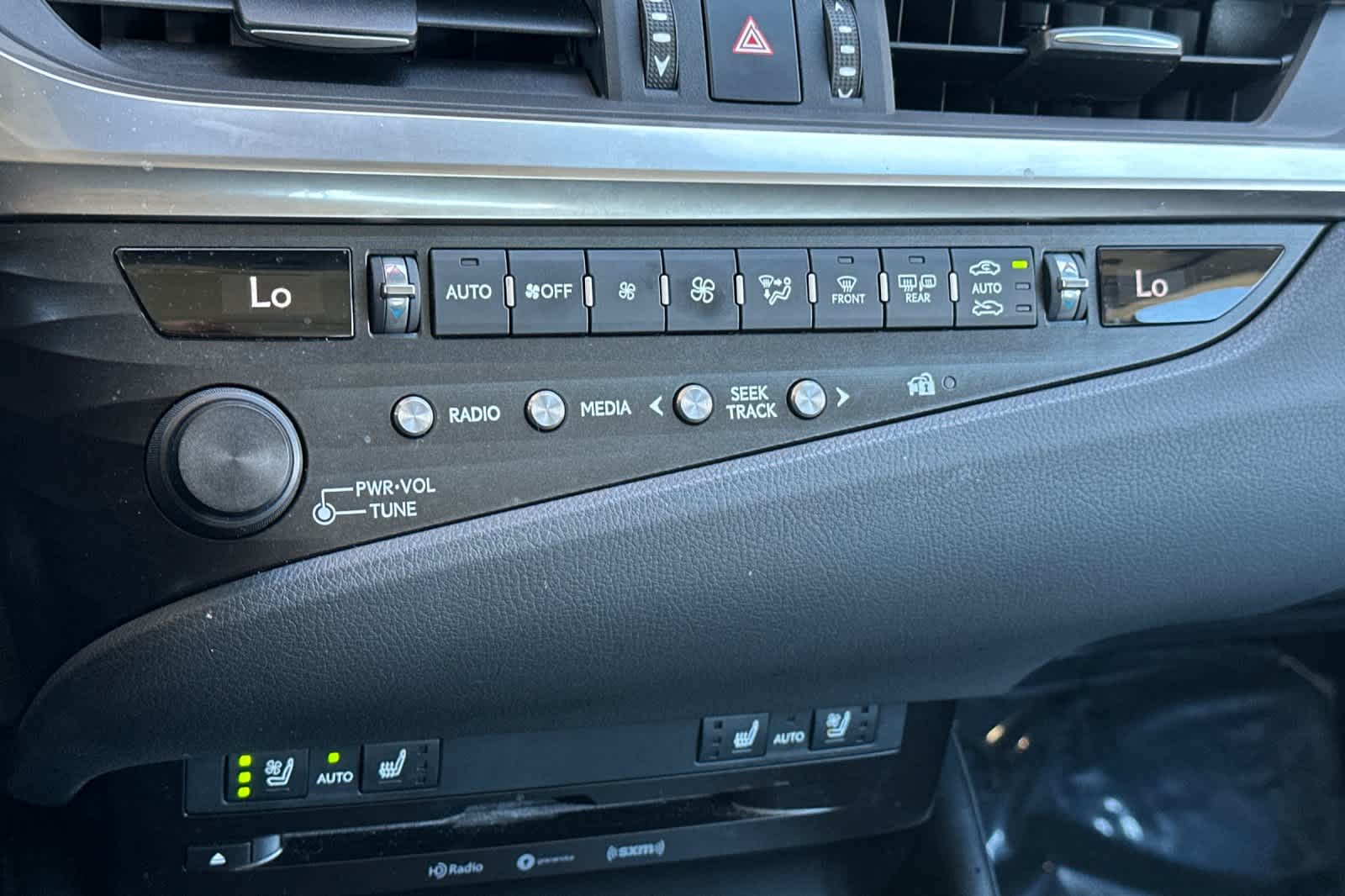 Thumbnail: 2020 Lexus ES - 21