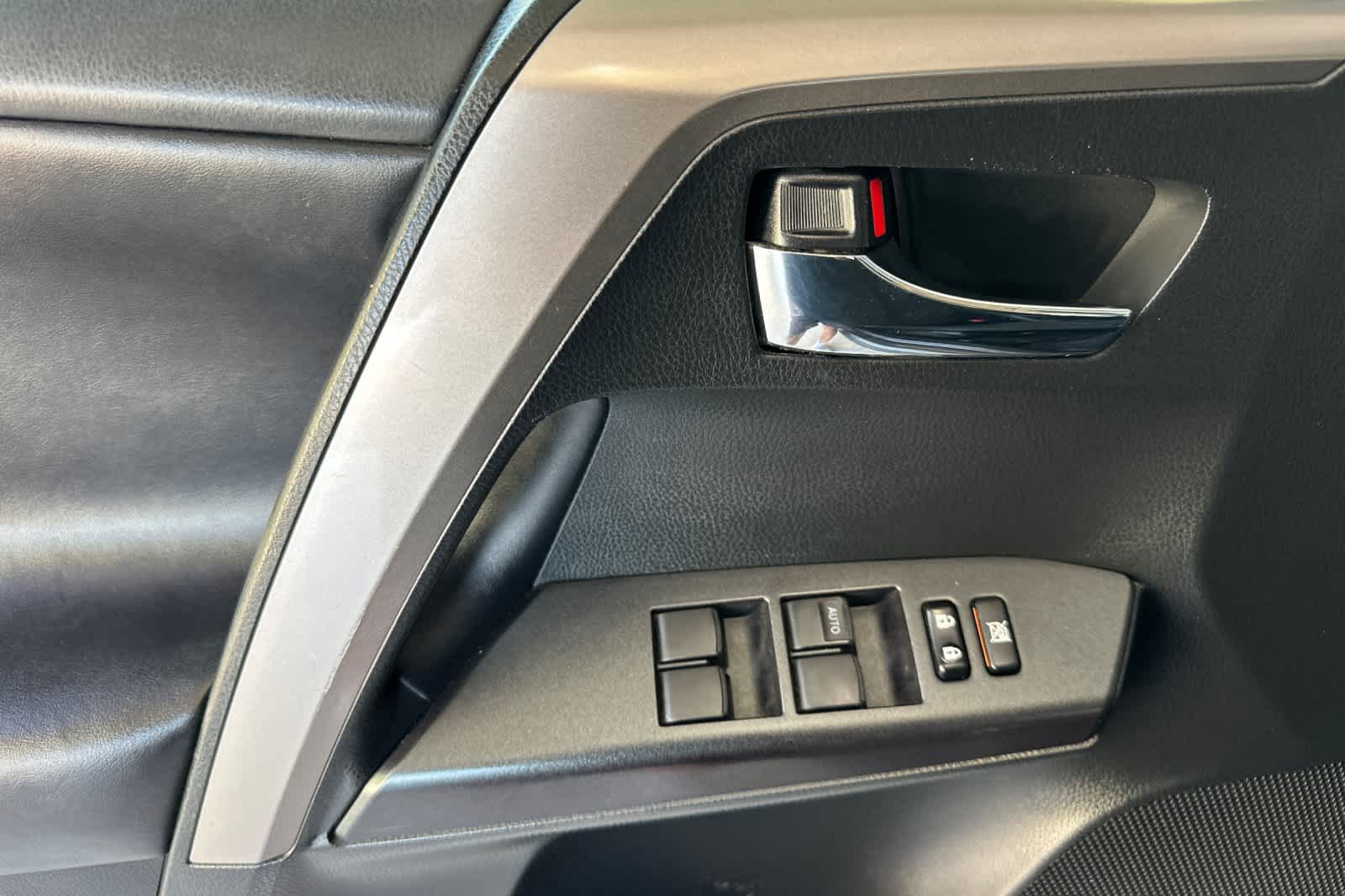 Thumbnail: 2018 Toyota RAV4 - 12