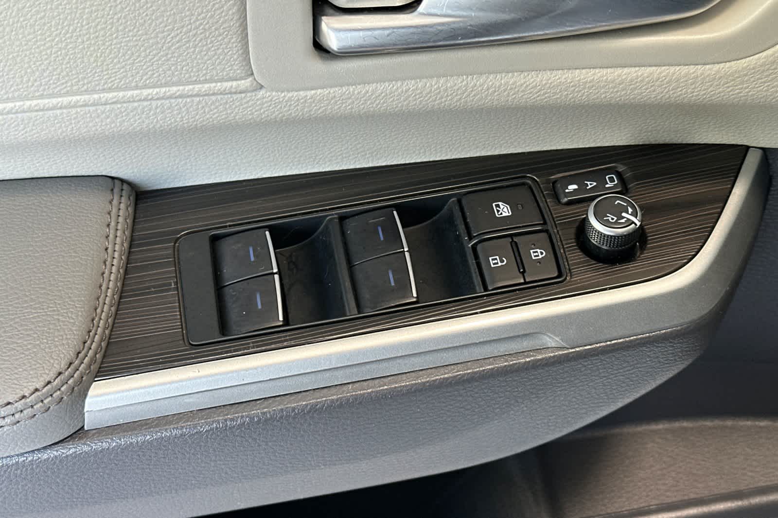 Thumbnail: 2023 Toyota Sienna - 13