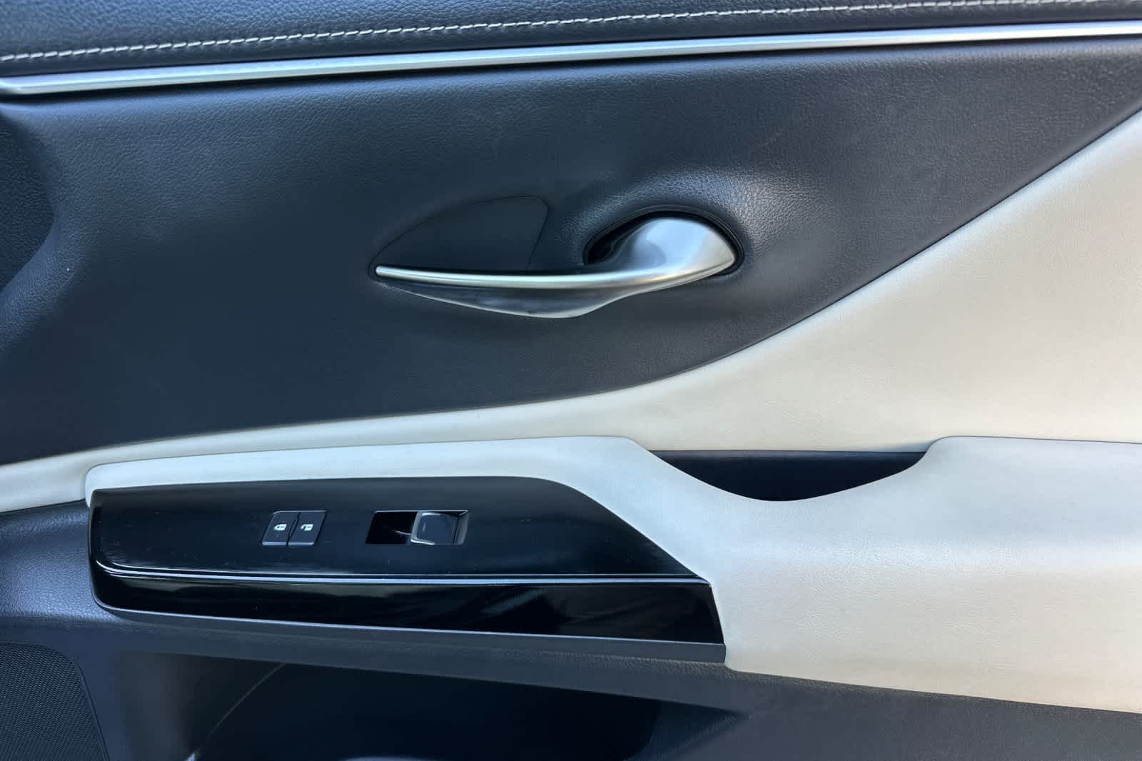 Thumbnail: 2023 Lexus ES - 18