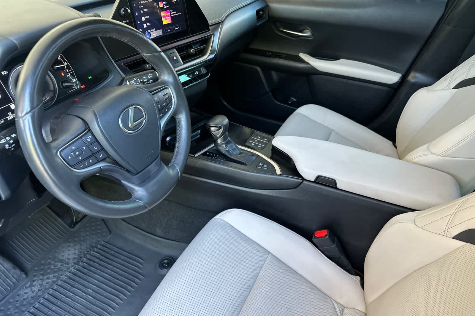 Thumbnail: 2023 Lexus UX - 10