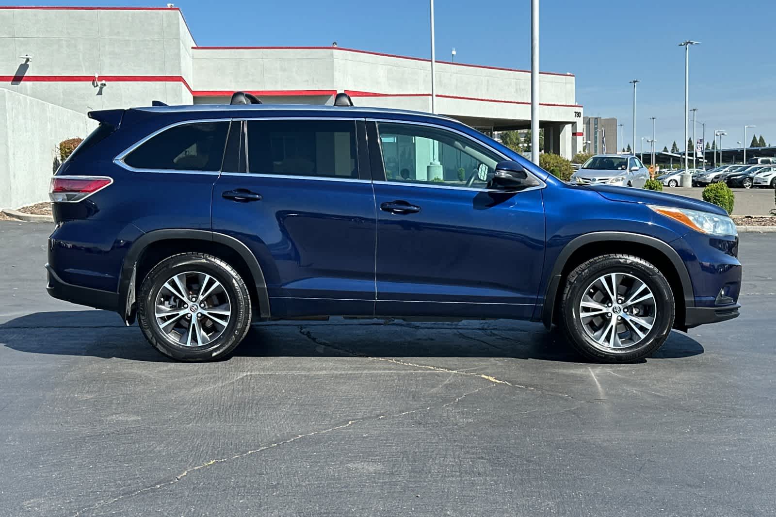 Thumbnail: 2016 Toyota Highlander - 6
