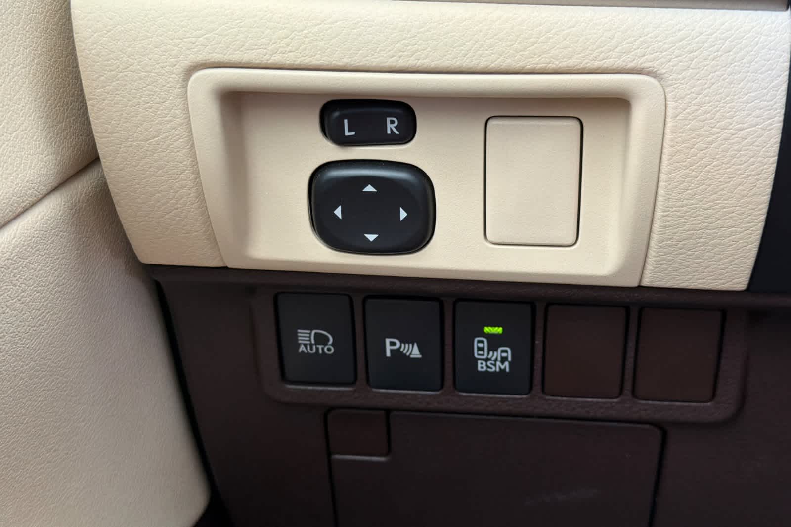 Thumbnail: 2016 Lexus ES - 29