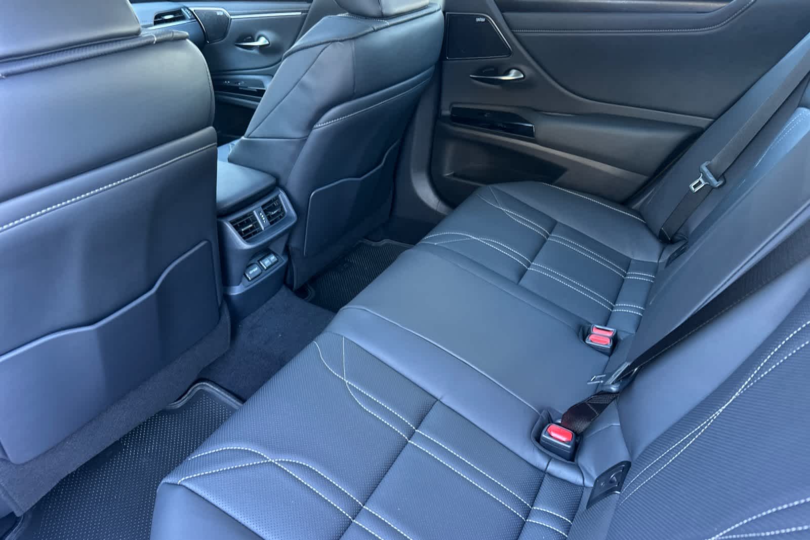 Thumbnail: 2025 Lexus ES - 4