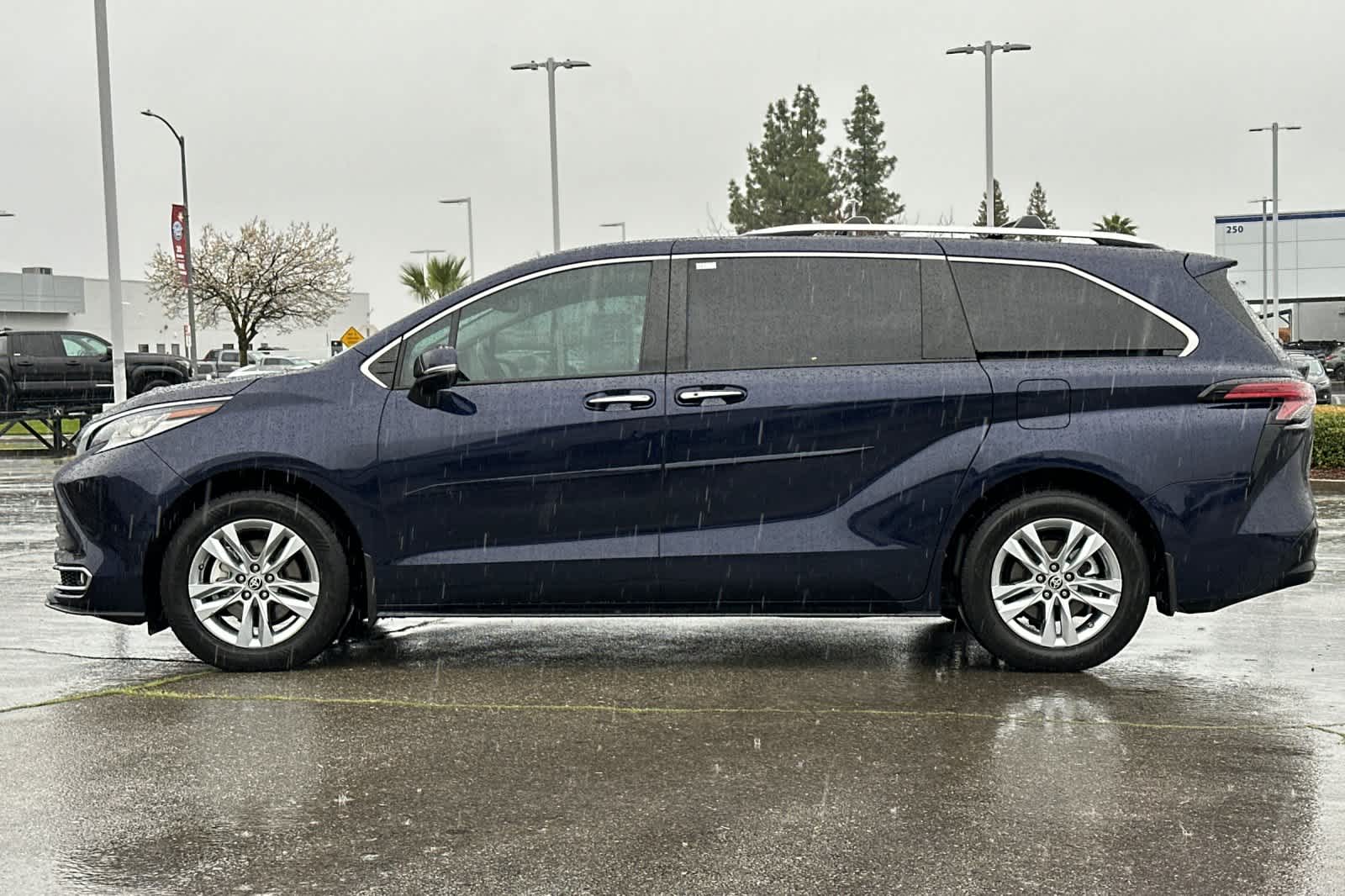 Thumbnail: 2022 Toyota Sienna - 9