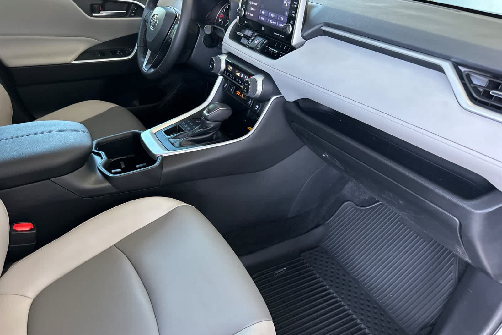 Thumbnail: 2022 Toyota RAV4 - 17