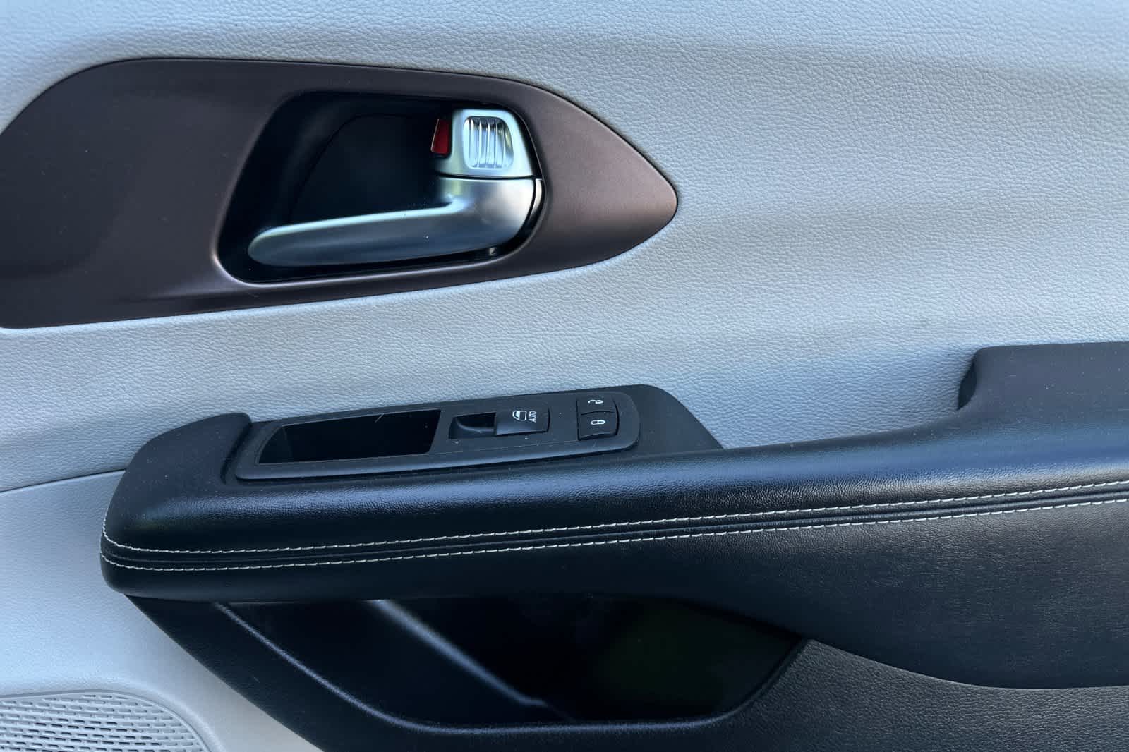 Thumbnail: 2022 Chrysler Voyager - 19