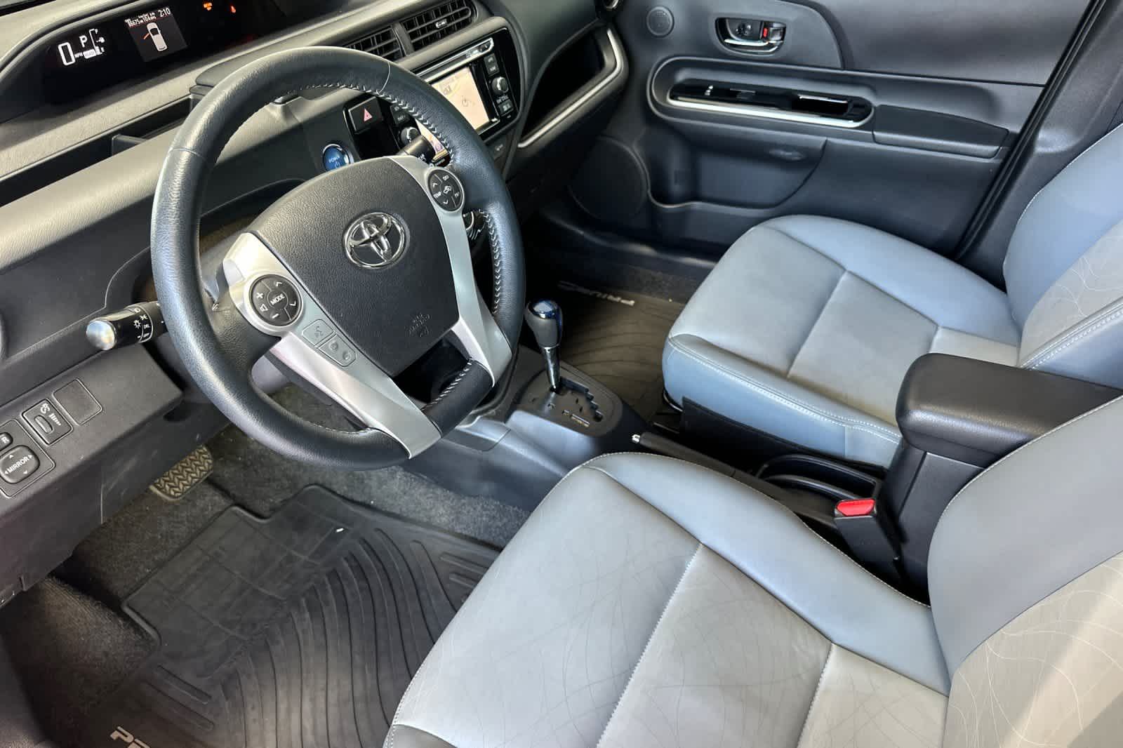 Thumbnail: 2015 Toyota Prius c - 11