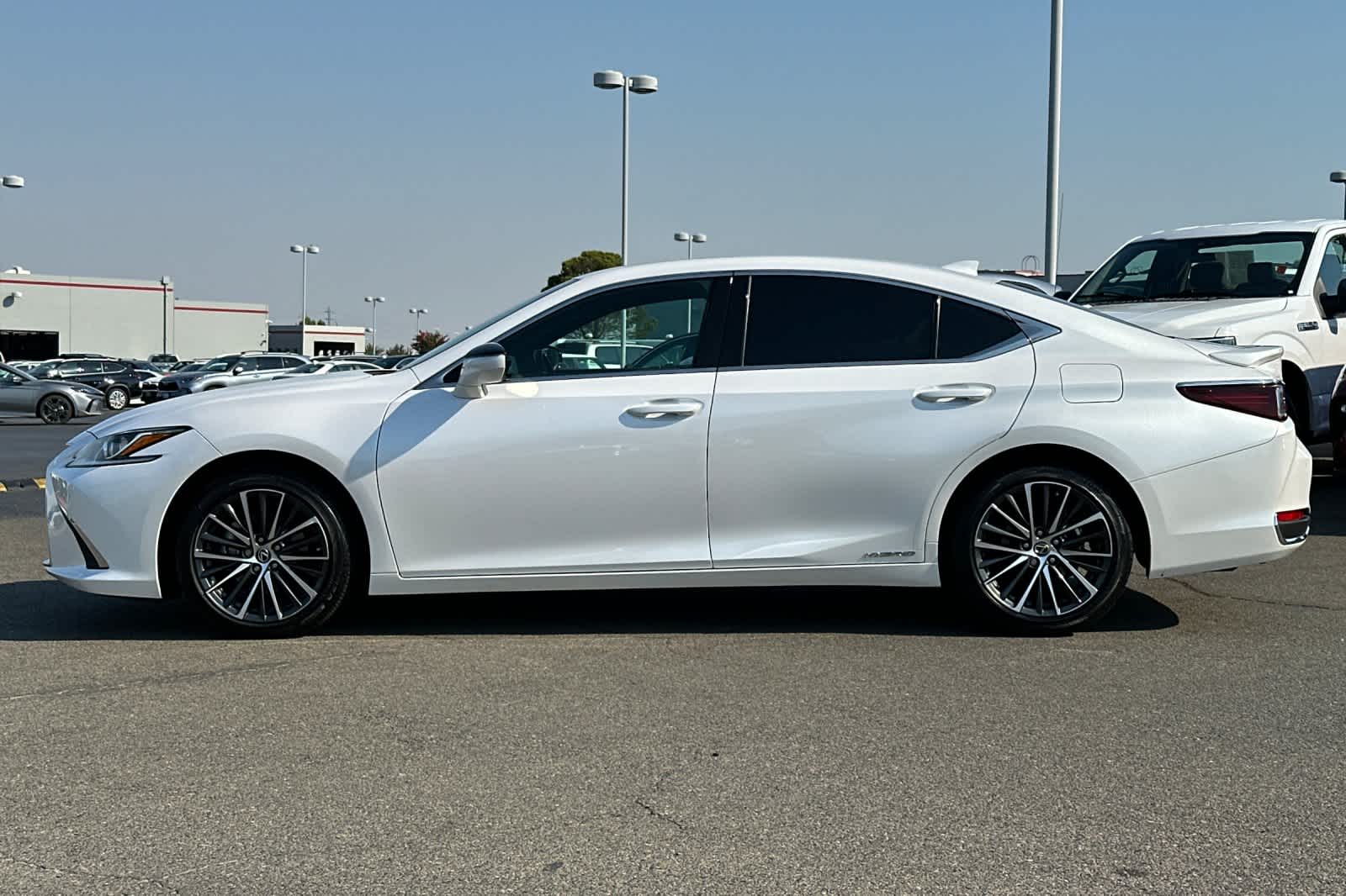 Thumbnail: 2022 Lexus ES - 9
