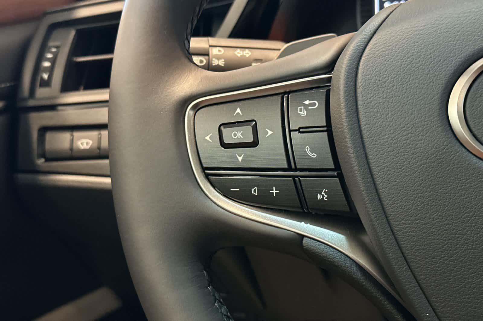 Thumbnail: 2025 Lexus ES - 24