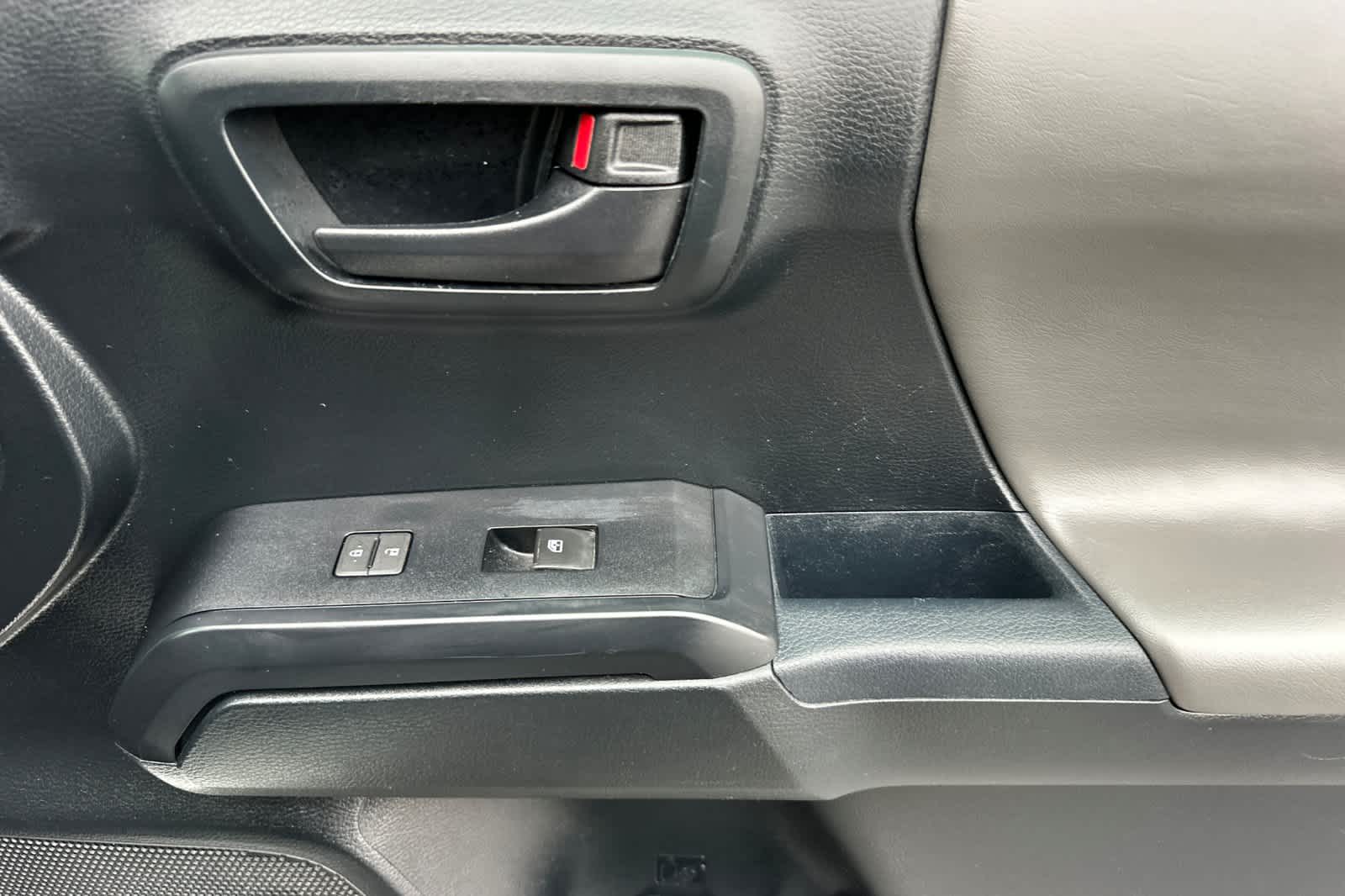 Thumbnail: 2016 Toyota Tacoma - 17