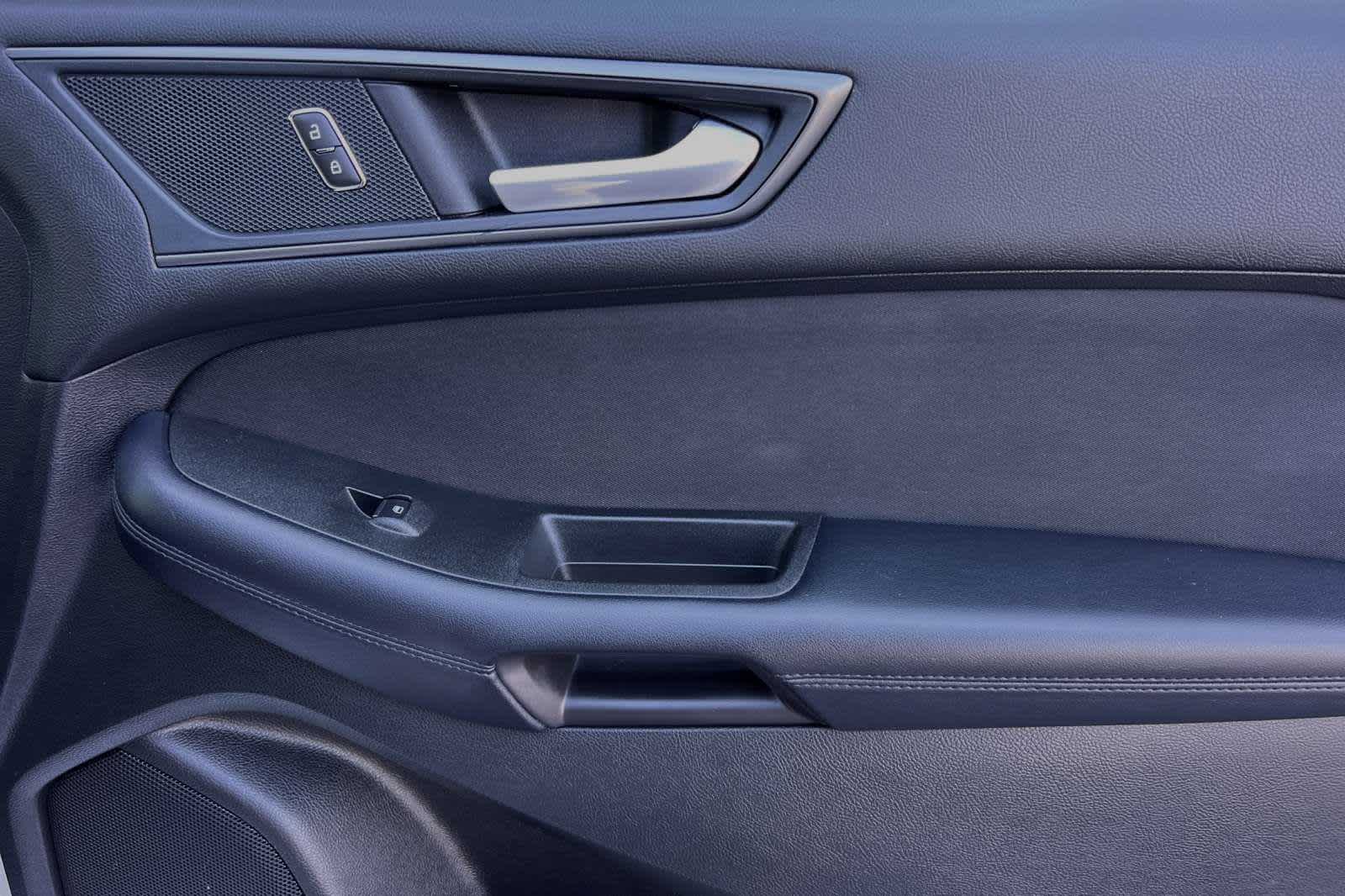2018 Ford Edge SE 19