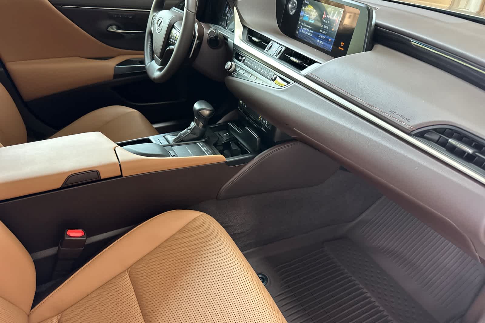 Thumbnail: 2021 Lexus ES - 16