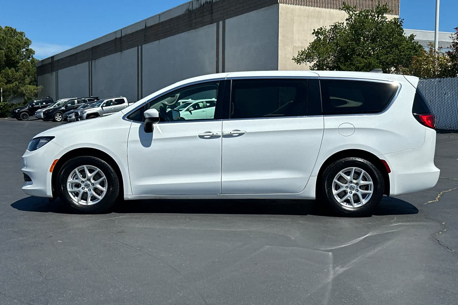 Thumbnail: 2022 Chrysler Voyager - 9