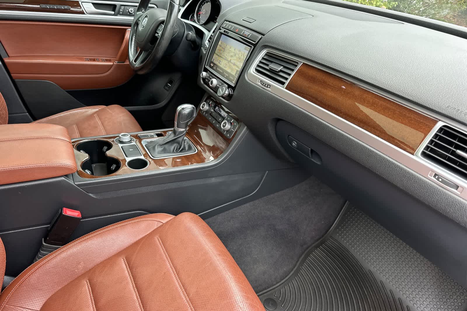 Thumbnail: 2016 Volkswagen Touareg - 17