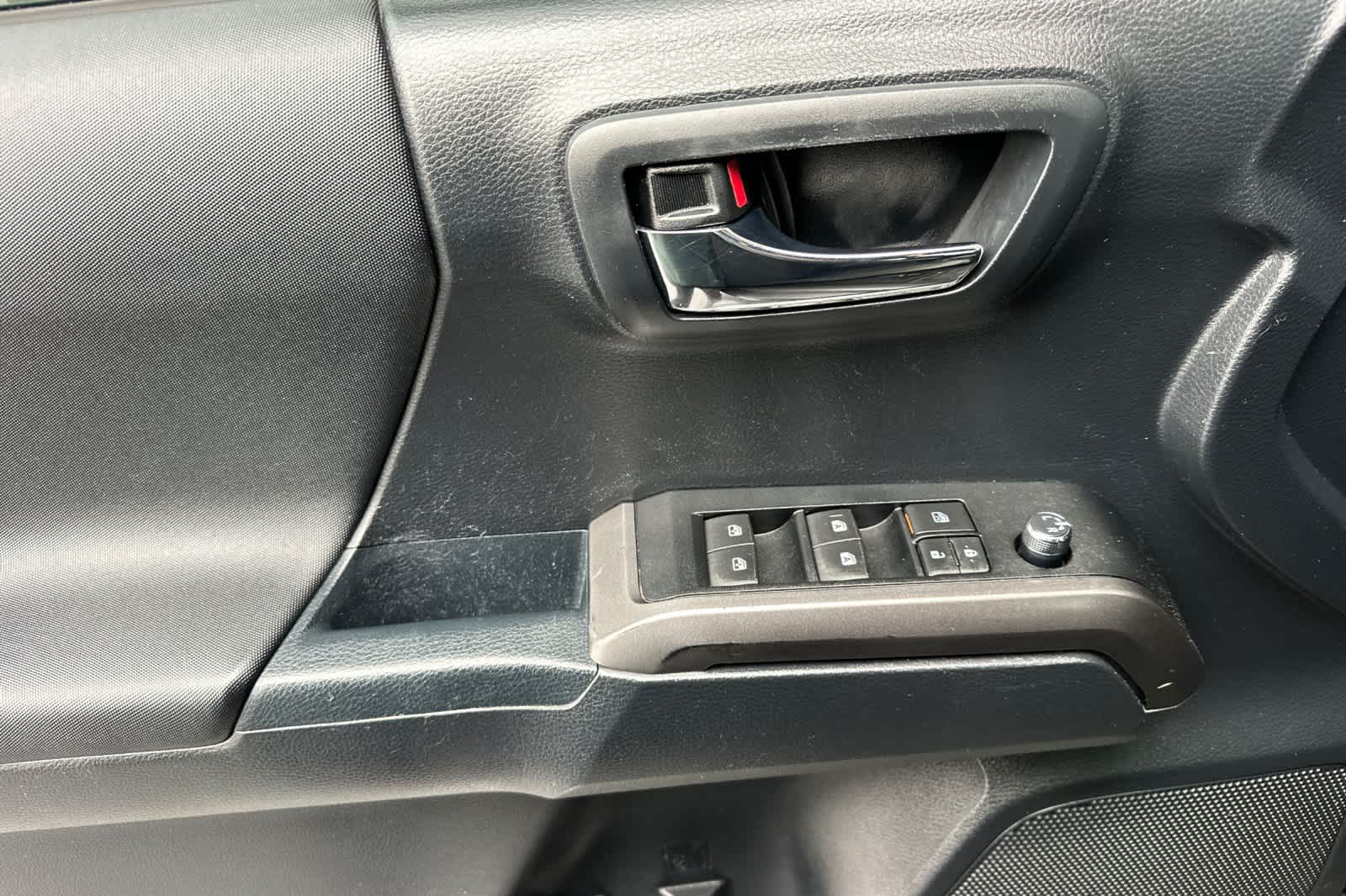 Thumbnail: 2018 Toyota Tacoma - 12