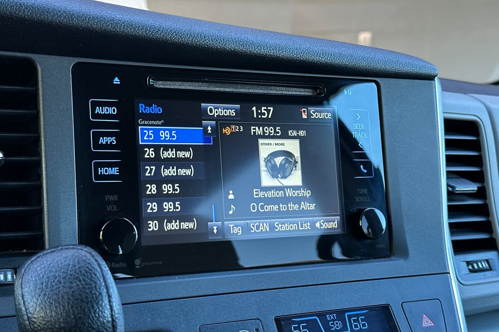 Thumbnail: 2015 Toyota Sienna - 20