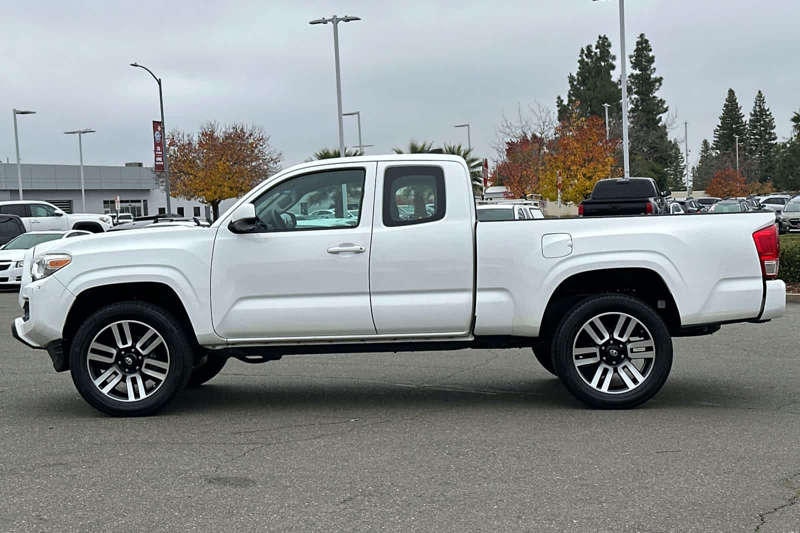 Thumbnail: 2016 Toyota Tacoma - 9