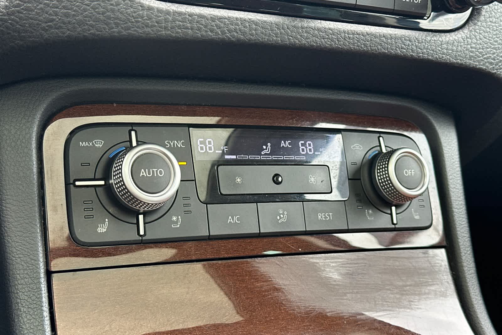 Thumbnail: 2016 Volkswagen Touareg - 23