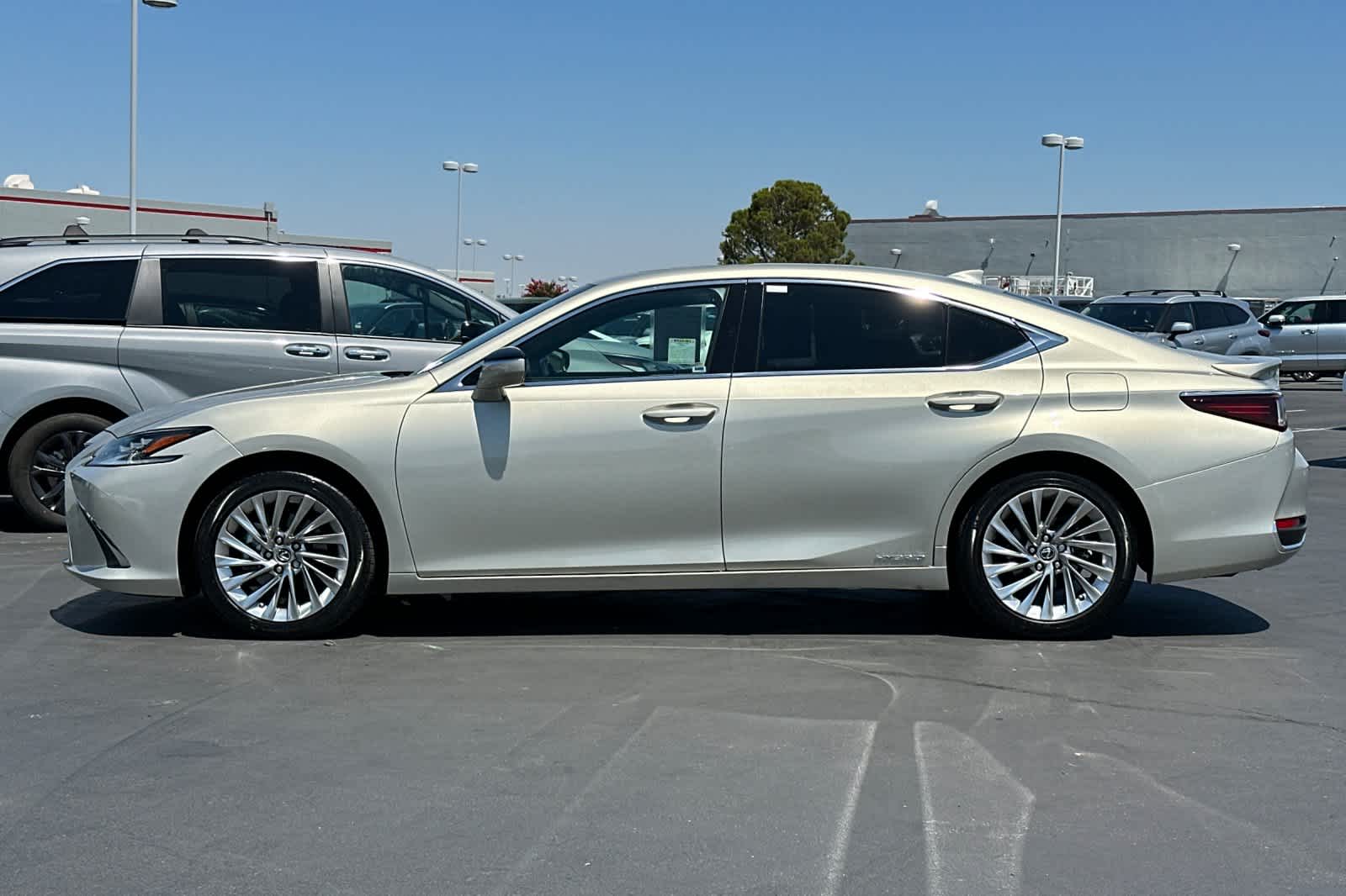Thumbnail: 2022 Lexus ES - 9