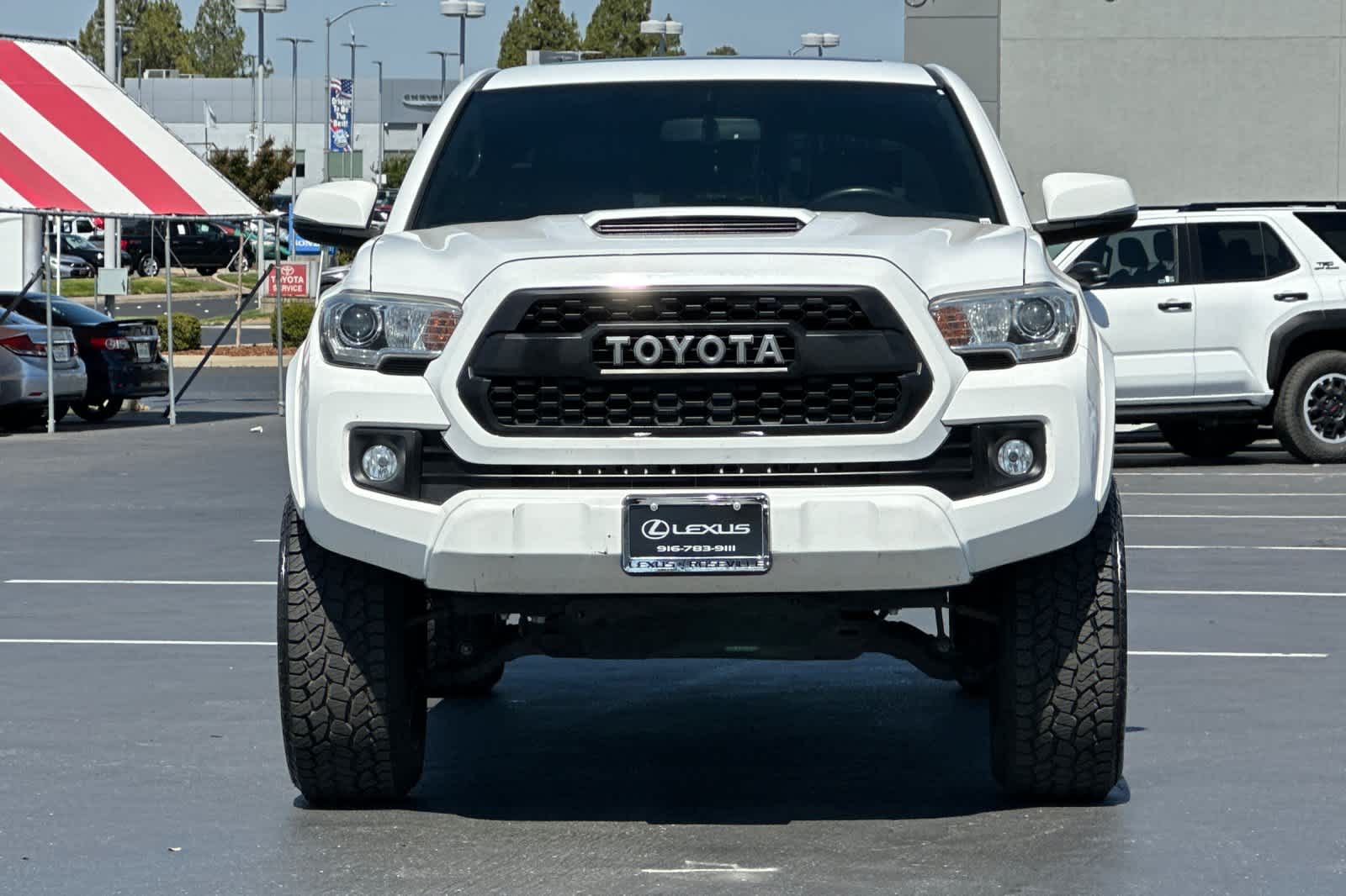 Thumbnail: 2017 Toyota Tacoma - 10