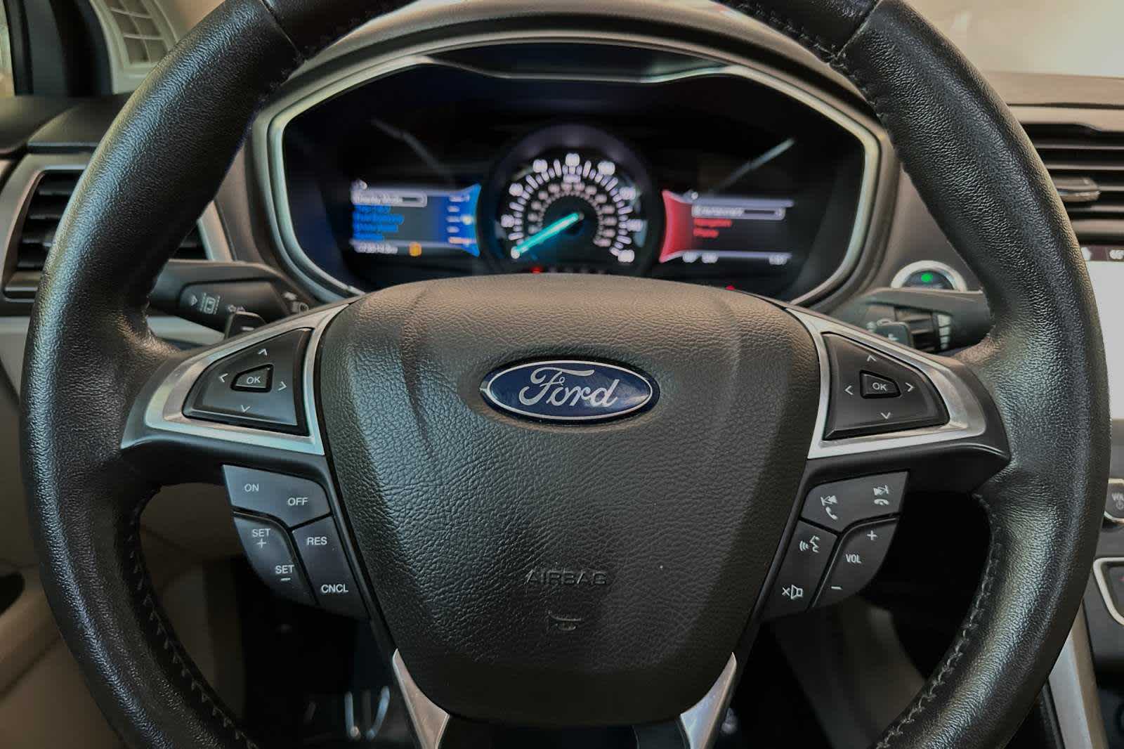 2017 Ford Fusion SE 24