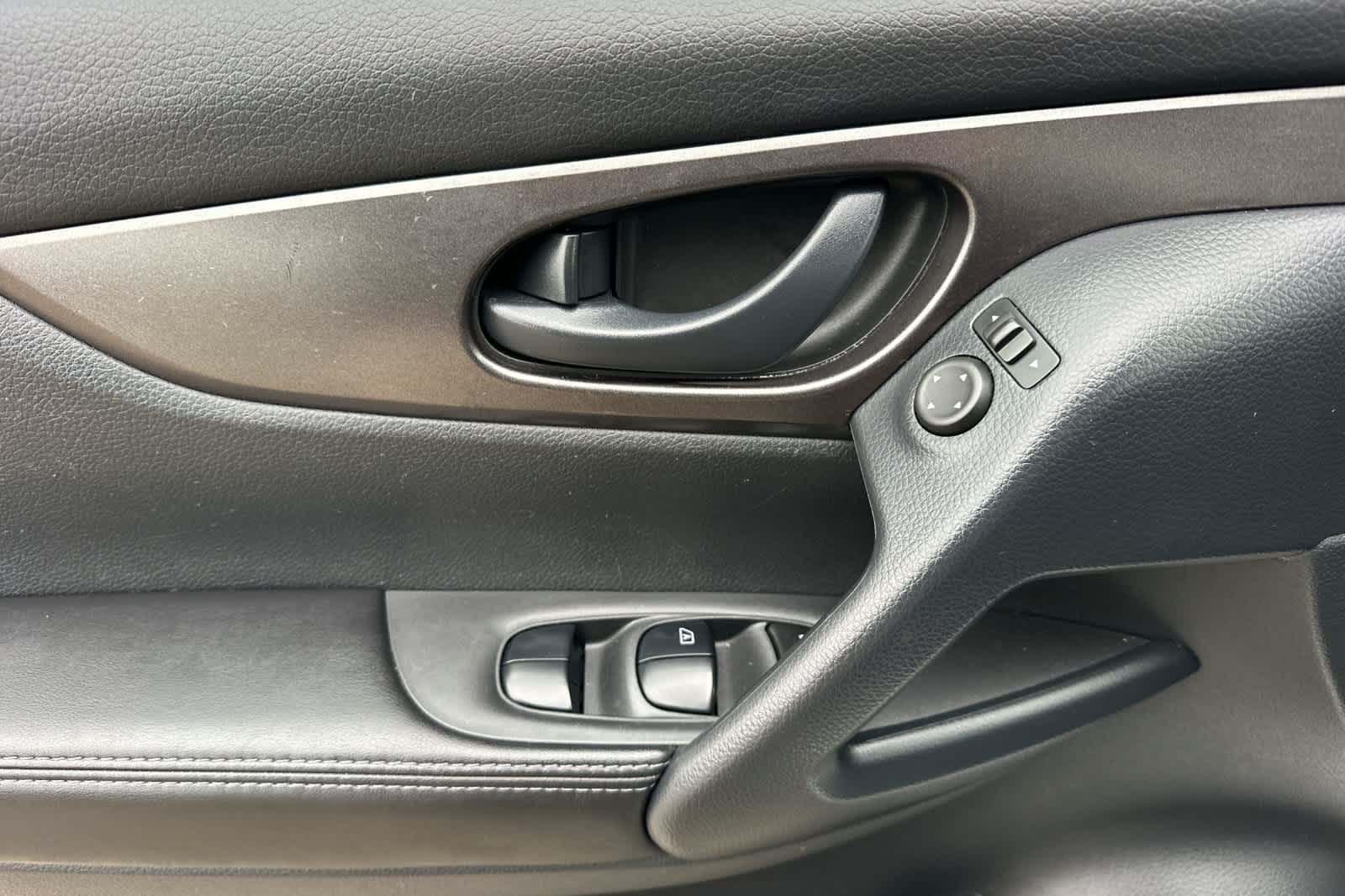 Thumbnail: 2022 Nissan Rogue Sport - 12