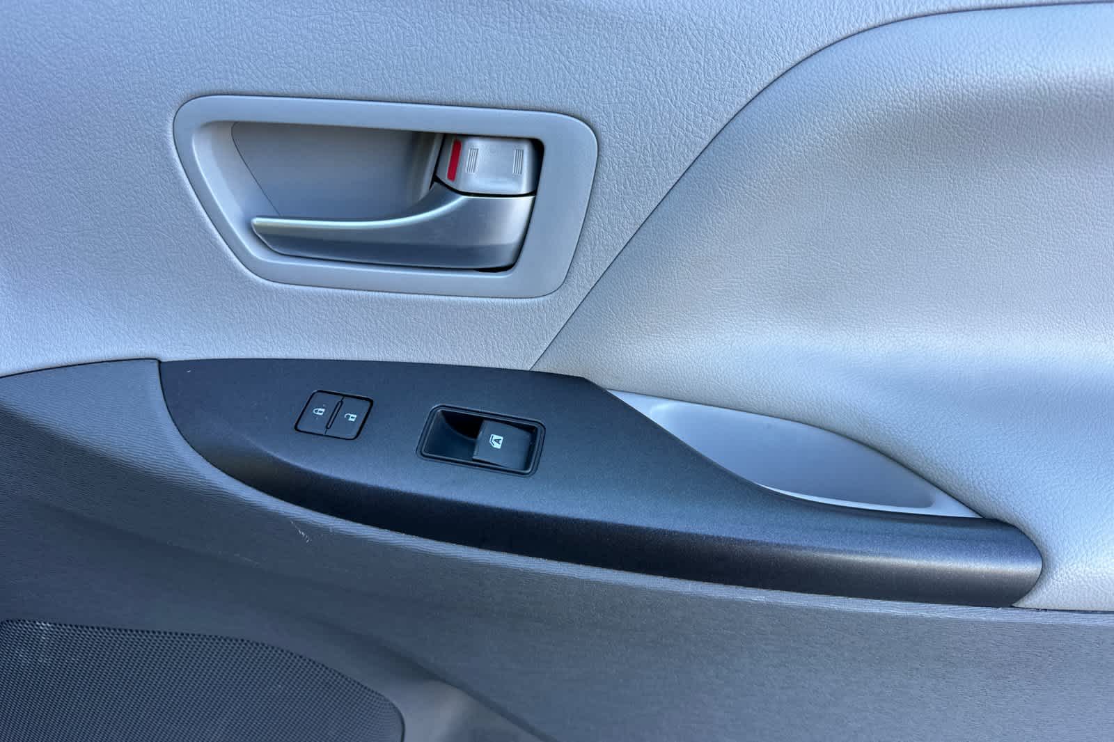 Thumbnail: 2015 Toyota Sienna - 19