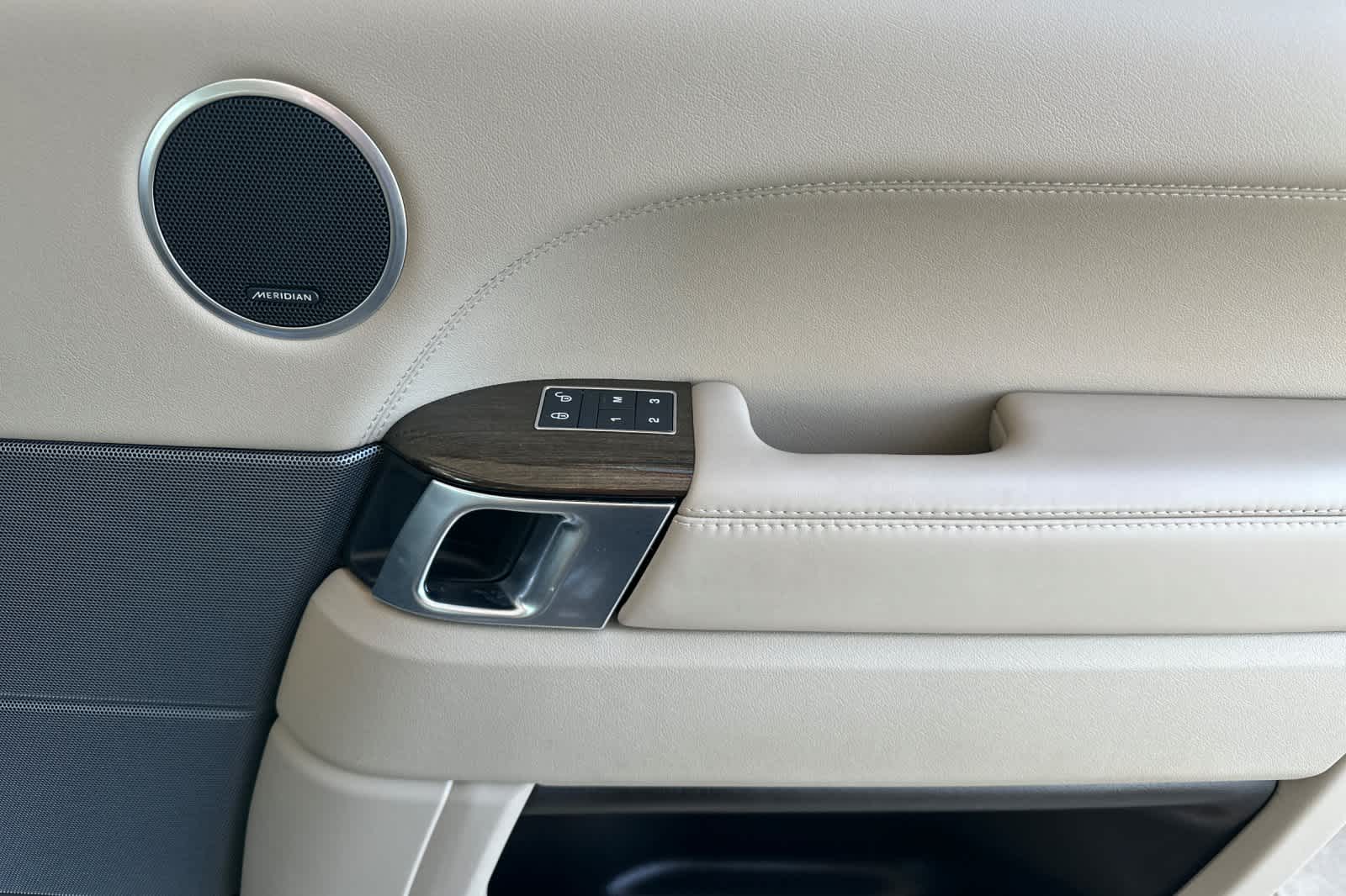 Thumbnail: 2016 Land Rover Range Rover Sport - 19