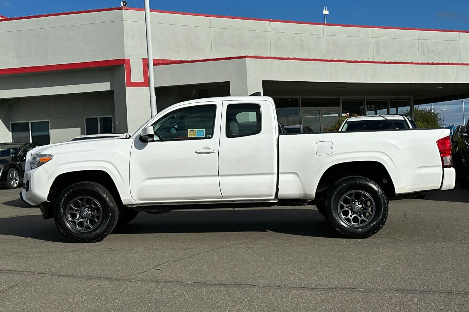 Thumbnail: 2017 Toyota Tacoma - 9