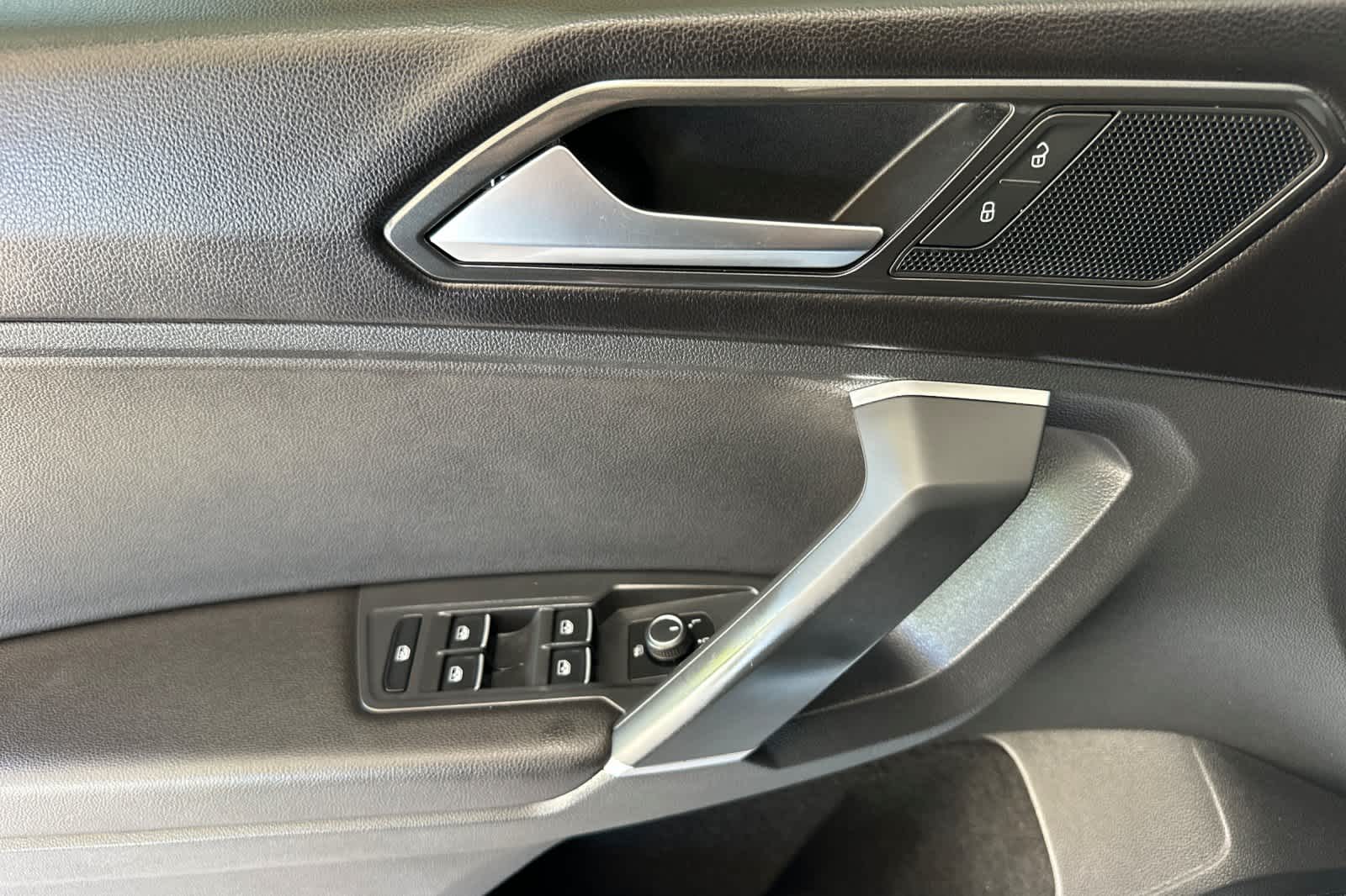 Thumbnail: 2018 Volkswagen Tiguan - 12