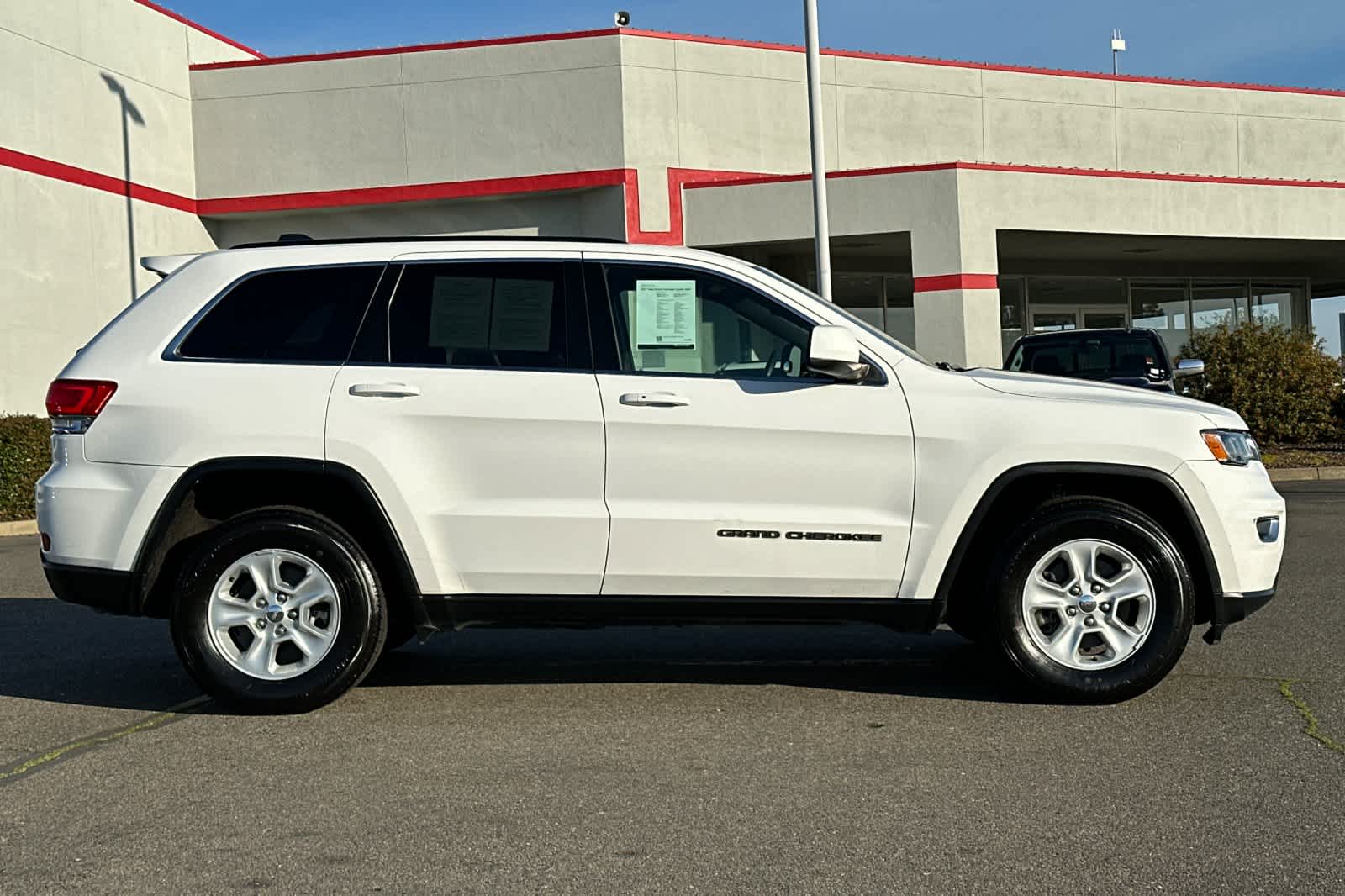 Thumbnail: 2017 Jeep Grand Cherokee - 6