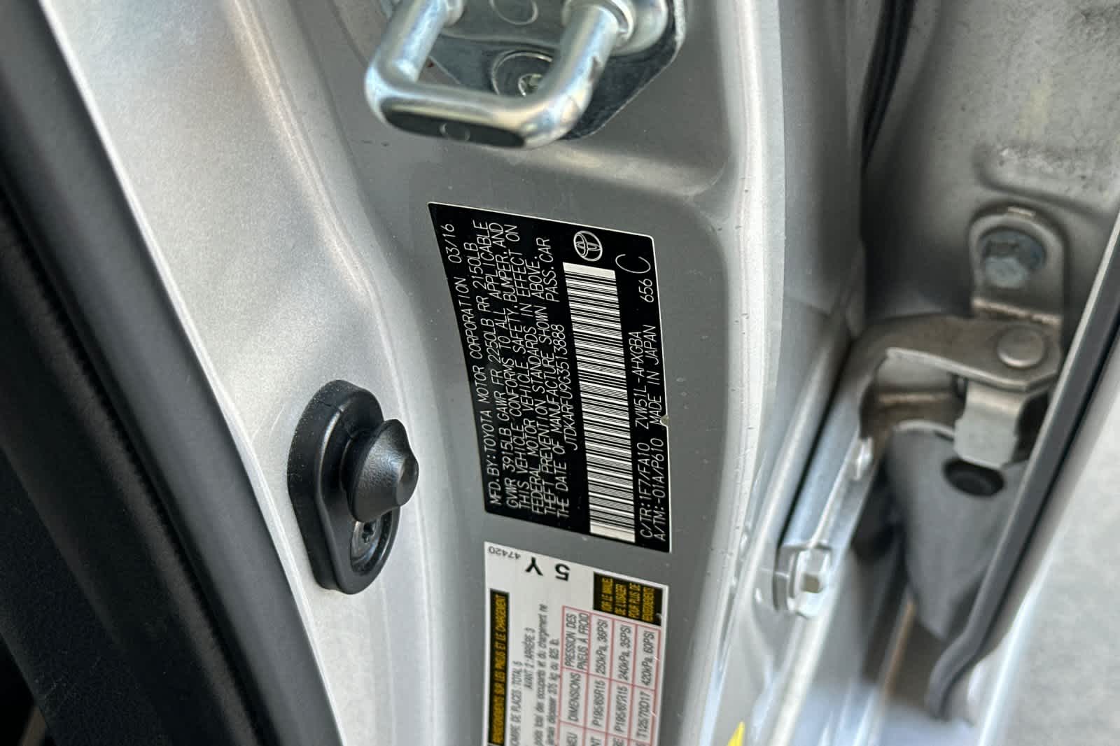 2016 Toyota Prius Three 33