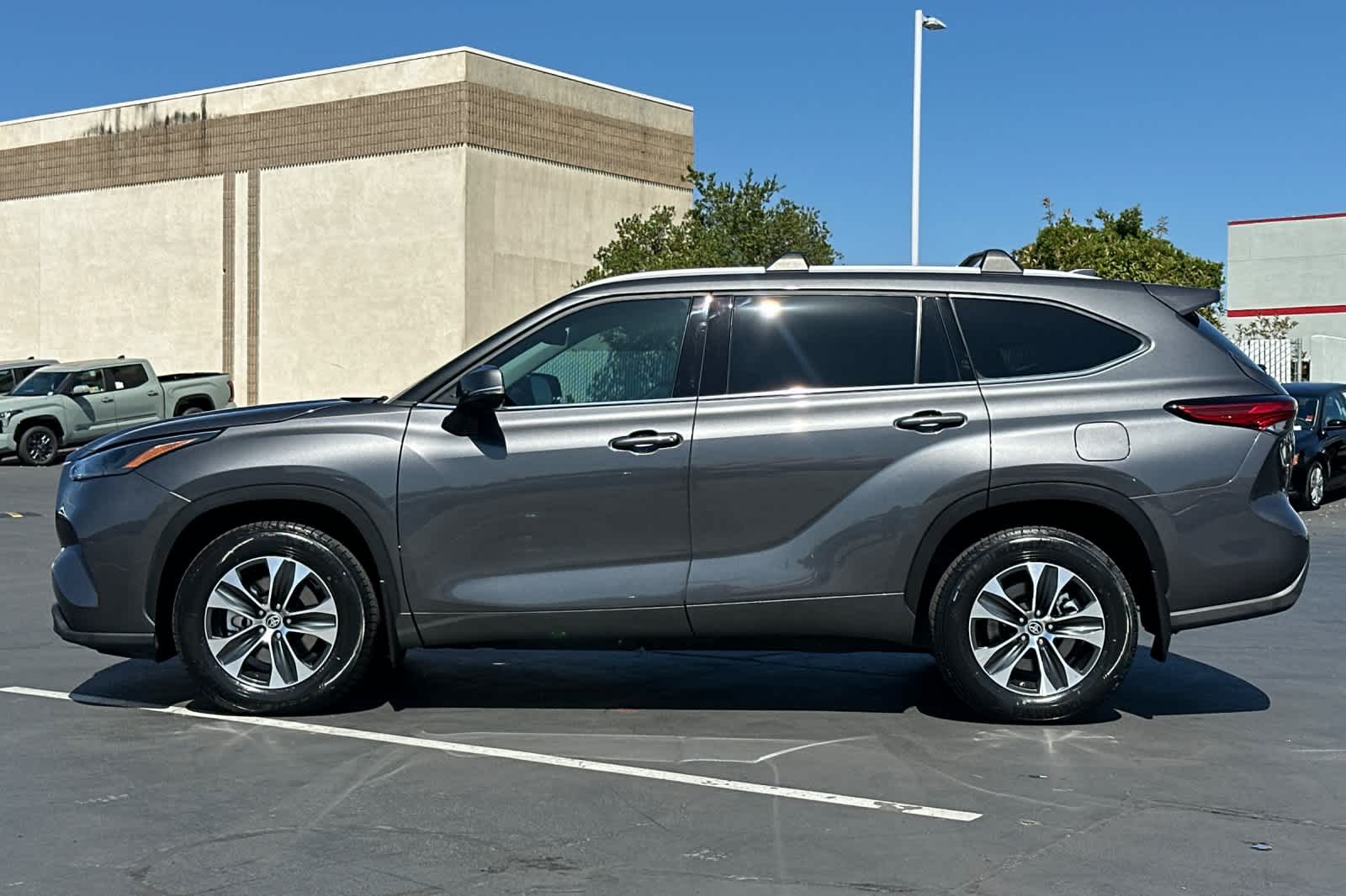 Thumbnail: 2022 Toyota Highlander - 9