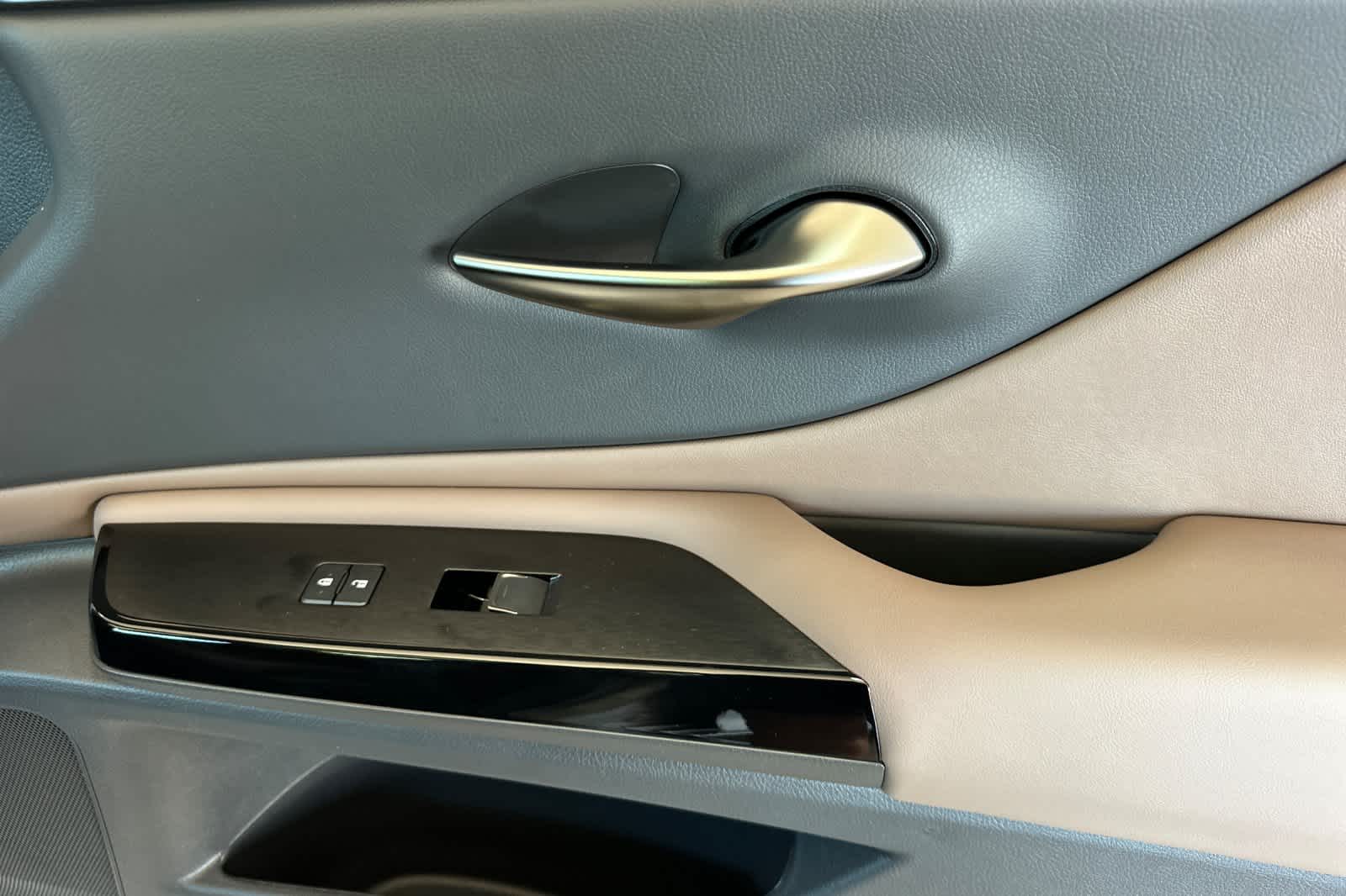 Thumbnail: 2025 Lexus ES - 18