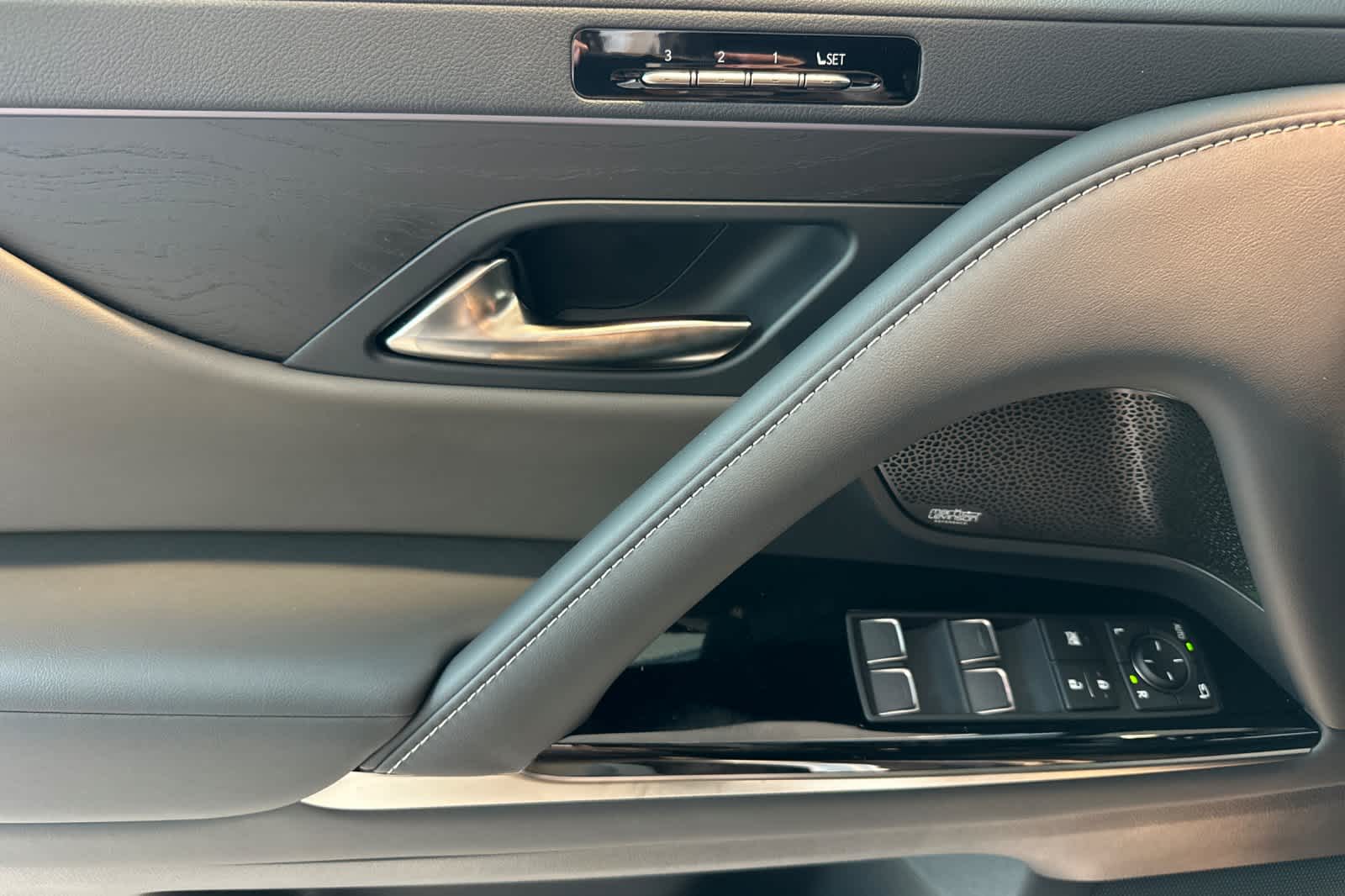 Thumbnail: 2025 Lexus LX - 10