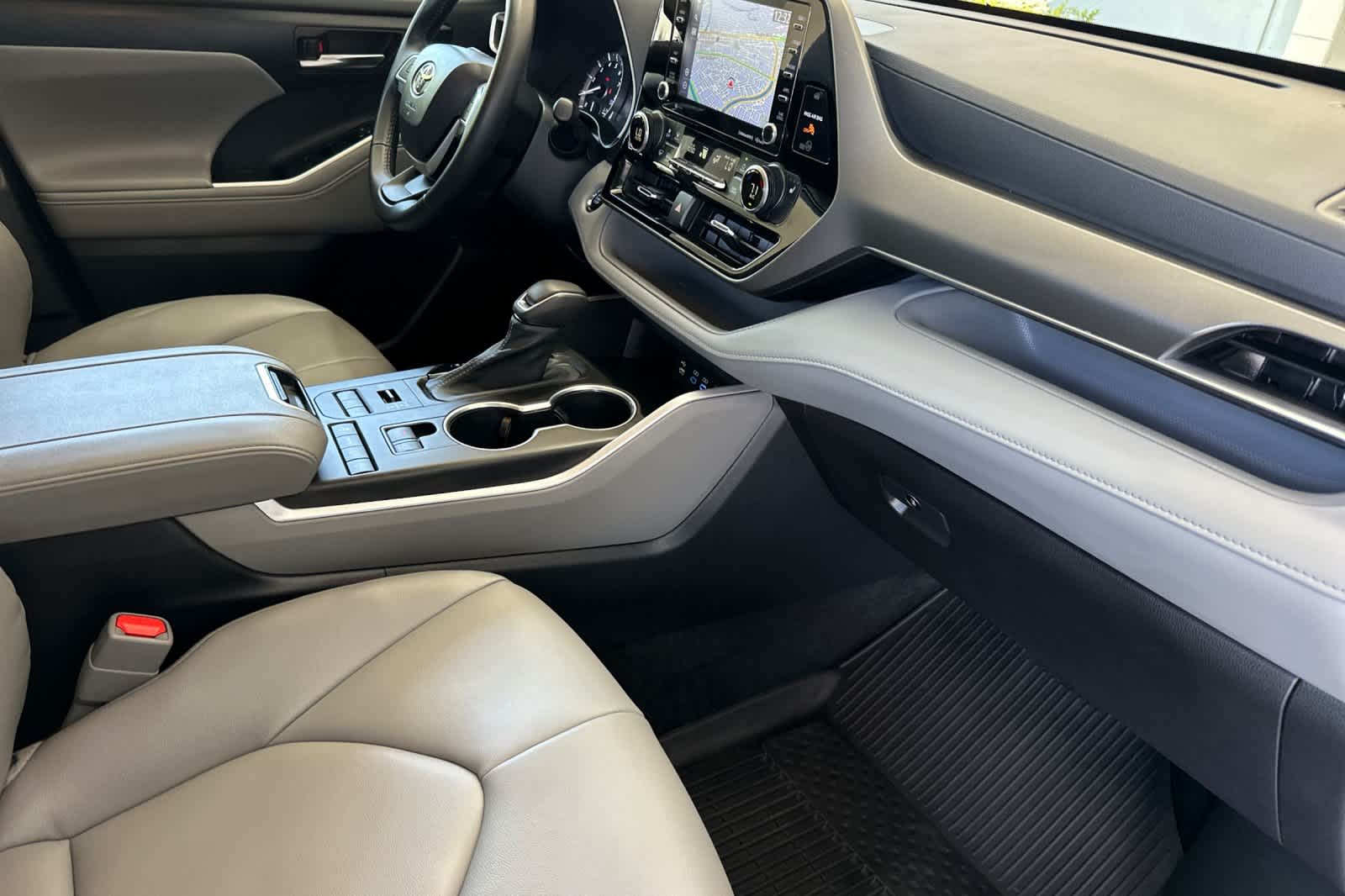Thumbnail: 2022 Toyota Highlander - 17