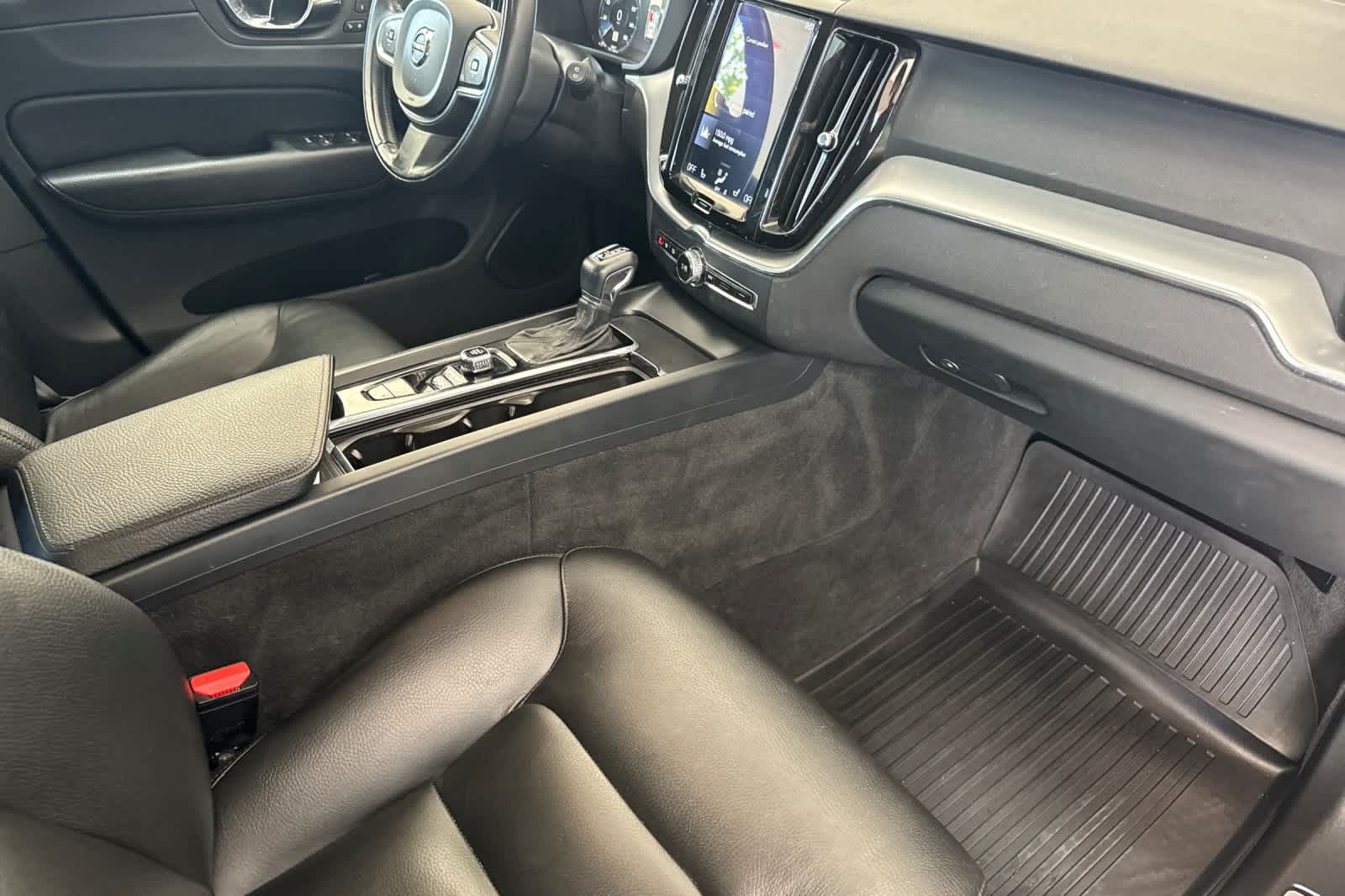 Thumbnail: 2018 Volvo XC60 - 16