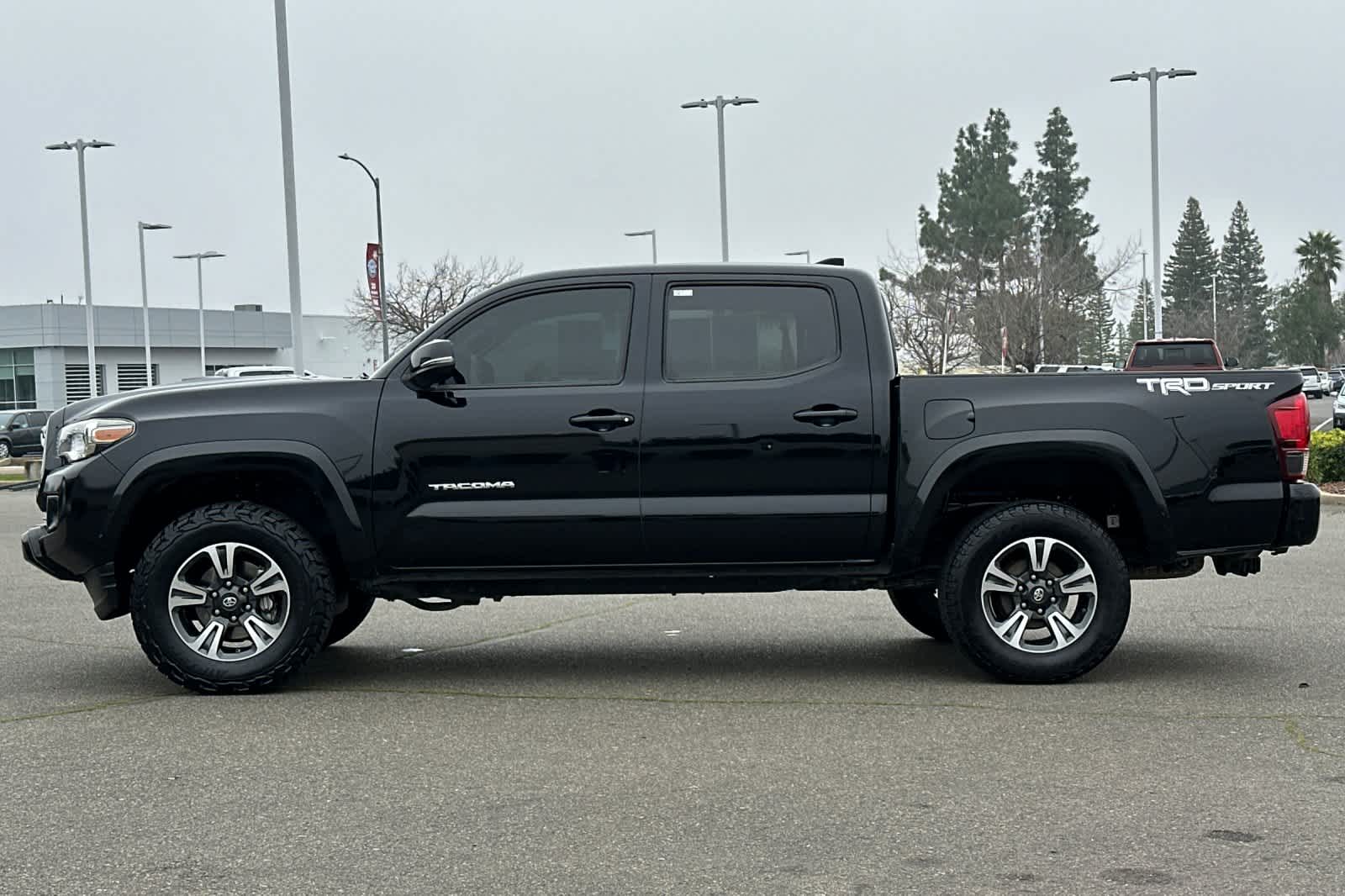 Thumbnail: 2018 Toyota Tacoma - 9