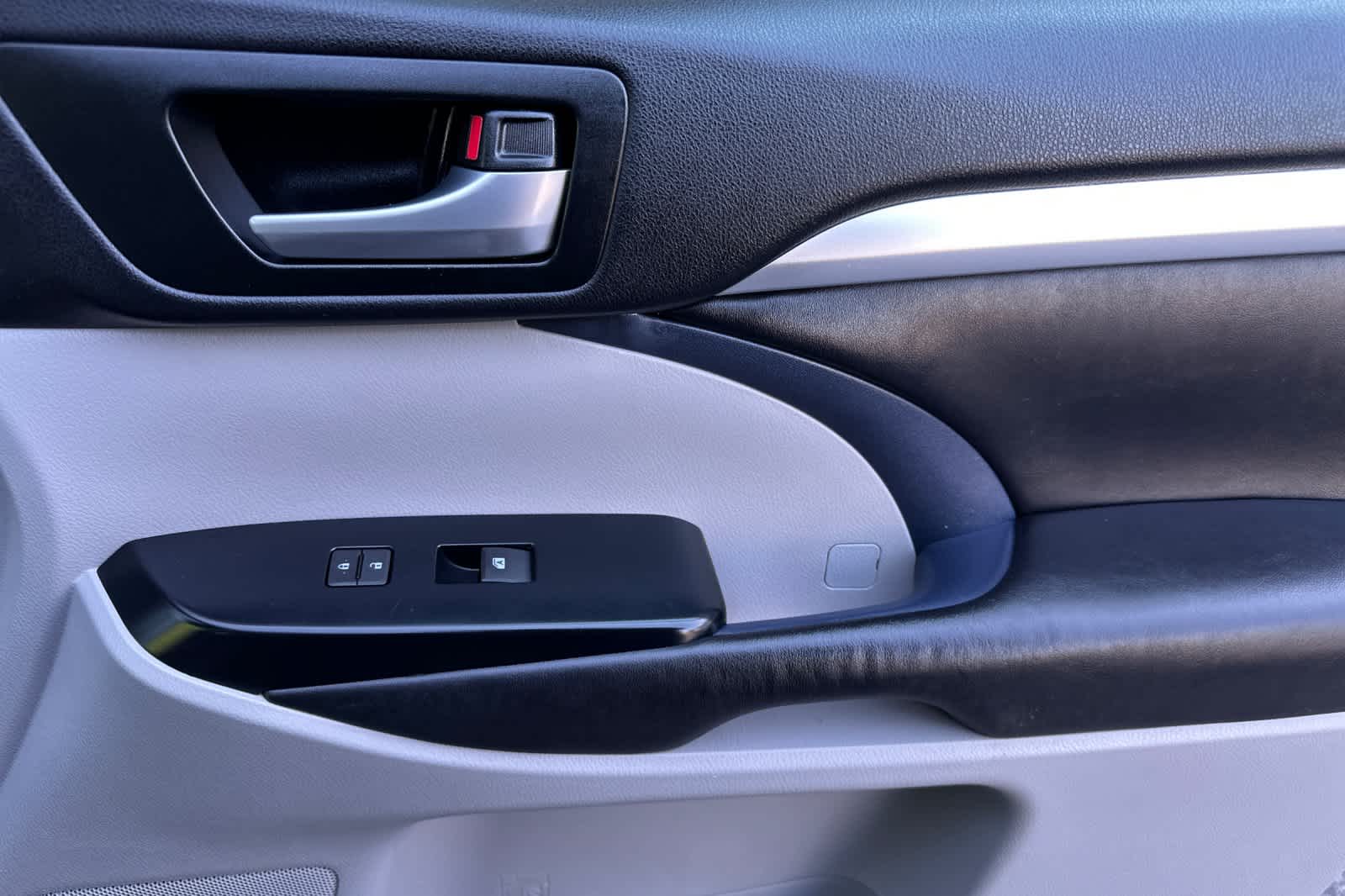 Thumbnail: 2016 Toyota Highlander - 19