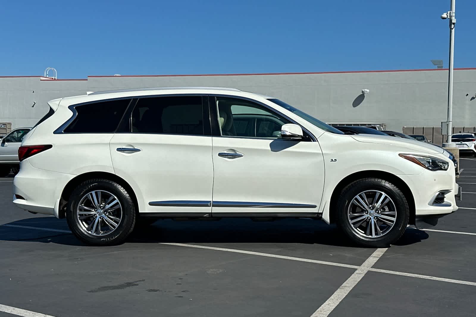Thumbnail: 2016 INFINITI QX60 - 6