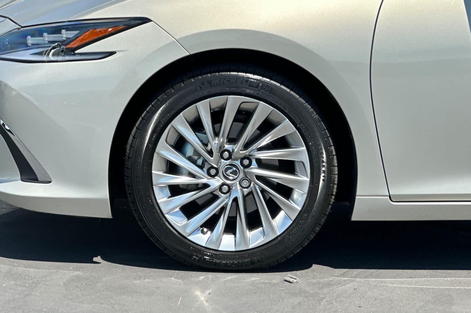 Thumbnail: 2022 Lexus ES - 32