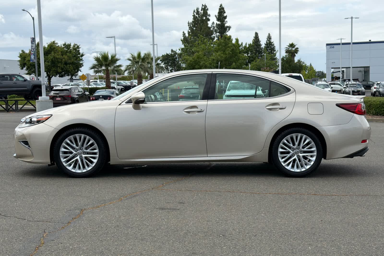 Thumbnail: 2017 Lexus ES - 8